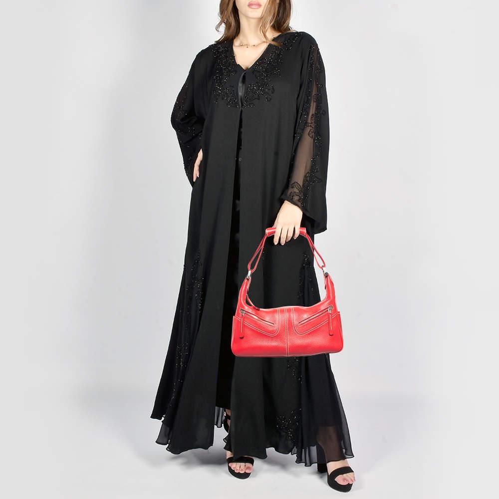 Stylish handbags never fail to make a fashionable impression. Make this designer hobo yours by pairing it with your sophisticated workwear as well as playful casual looks.