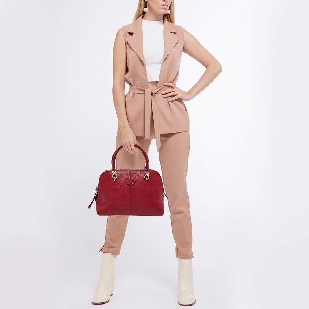 Los bolsos de diseño son compañeros ideales para muchas ocasiones Aquí tenemos una pieza que aúna moda y funcionalidad, elaborada con precisión. Está equipado con un interior bien dimensionado en el que caben fácilmente tus pequeños objetos