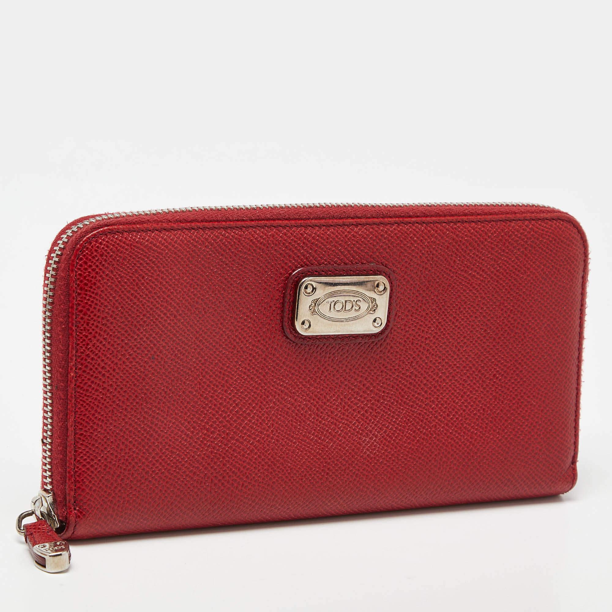 Tod's Red Leather Zip Around Wallet In Good Condition For Sale In Dubai, Al Qouz 2