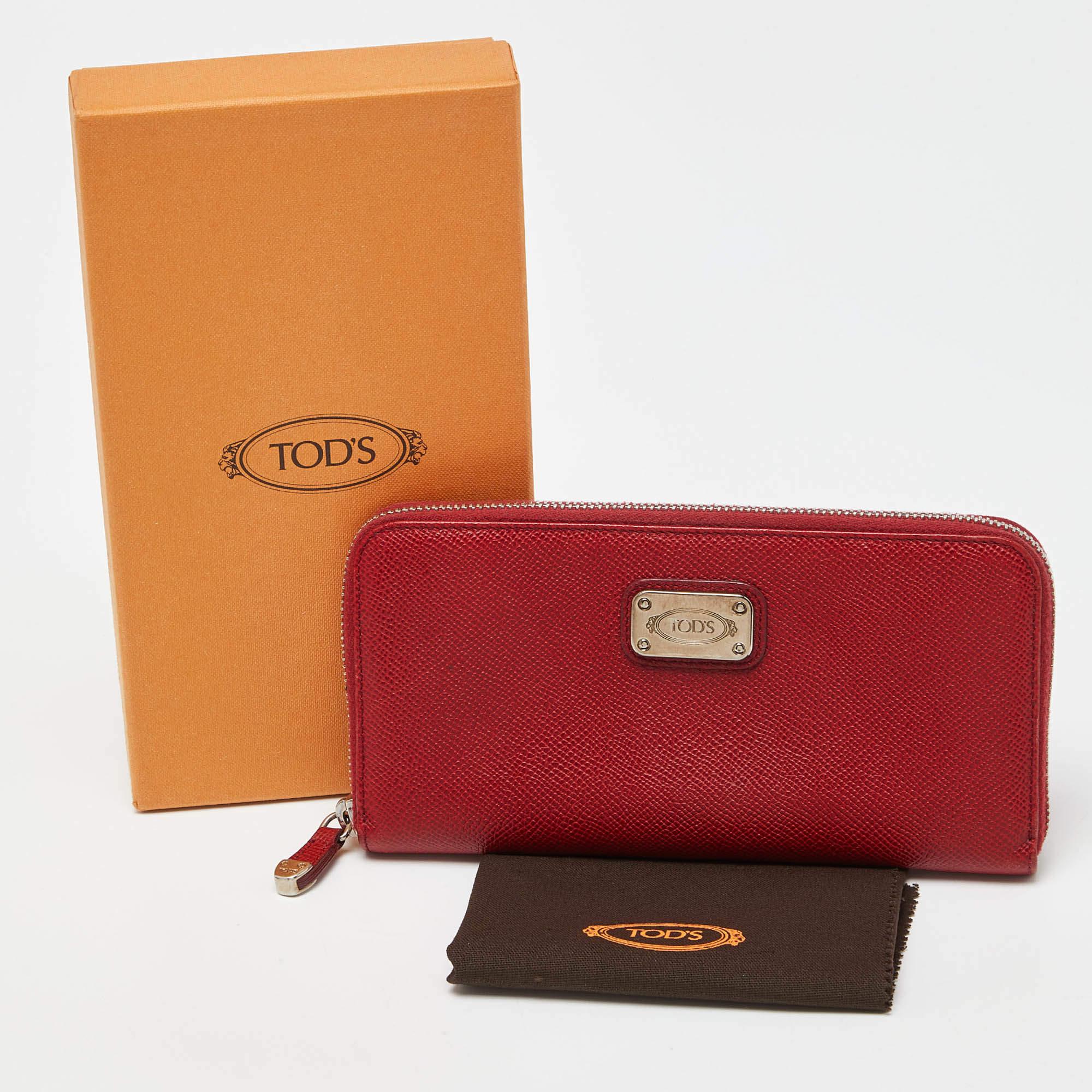 Tod's Red Leather Zip Around Wallet For Sale 2