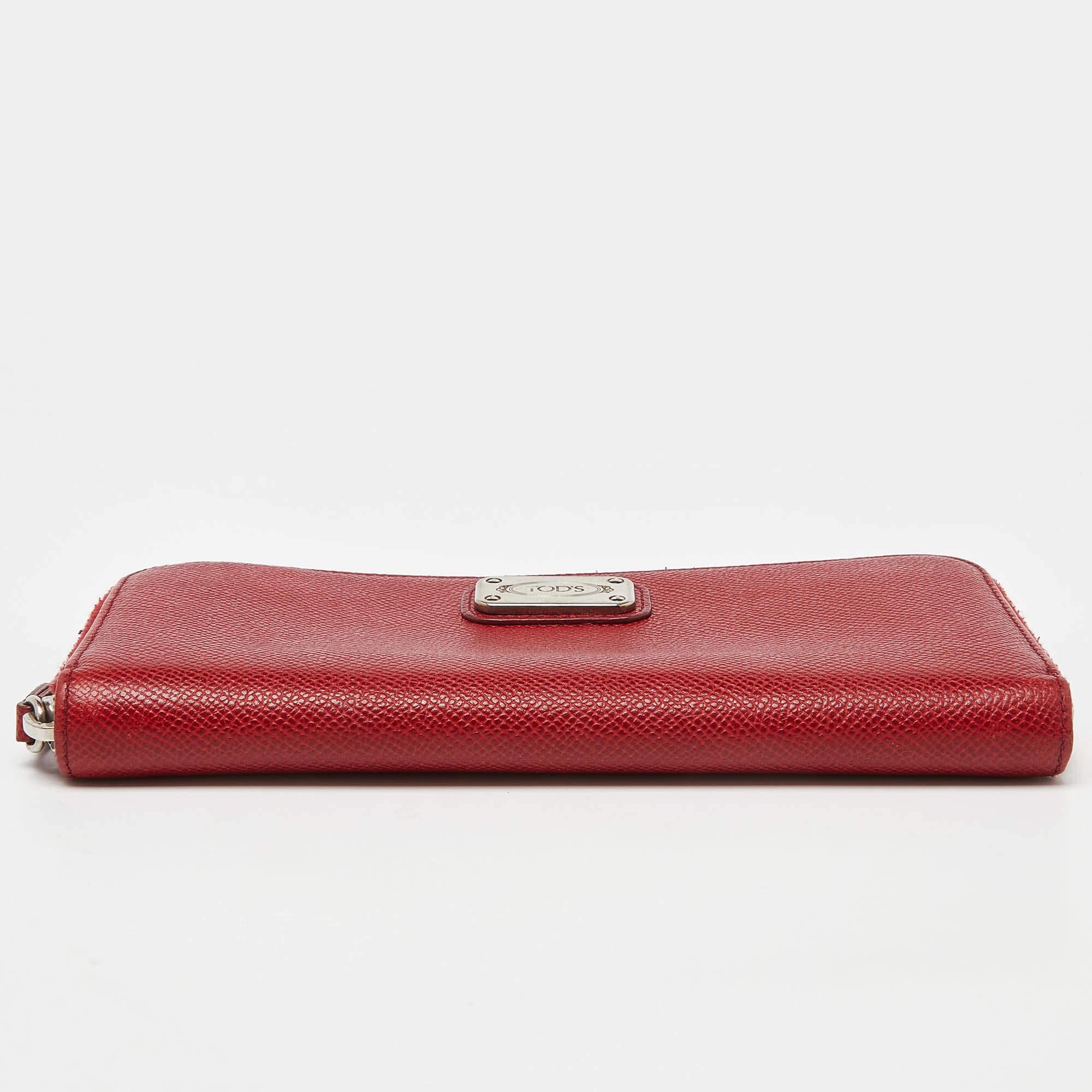 Tod's Red Leather Zip Around Wallet For Sale 3