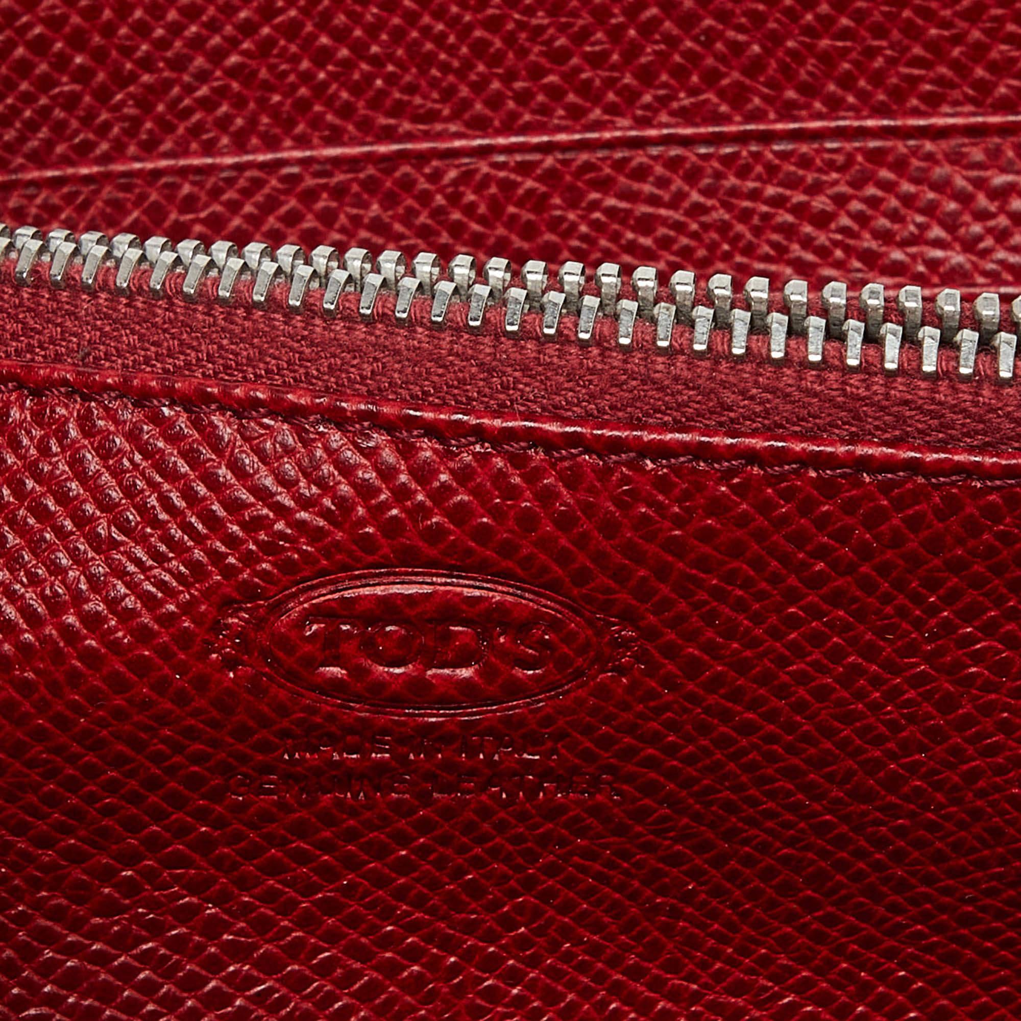 Tod's Red Leather Zip Around Wallet For Sale 4
