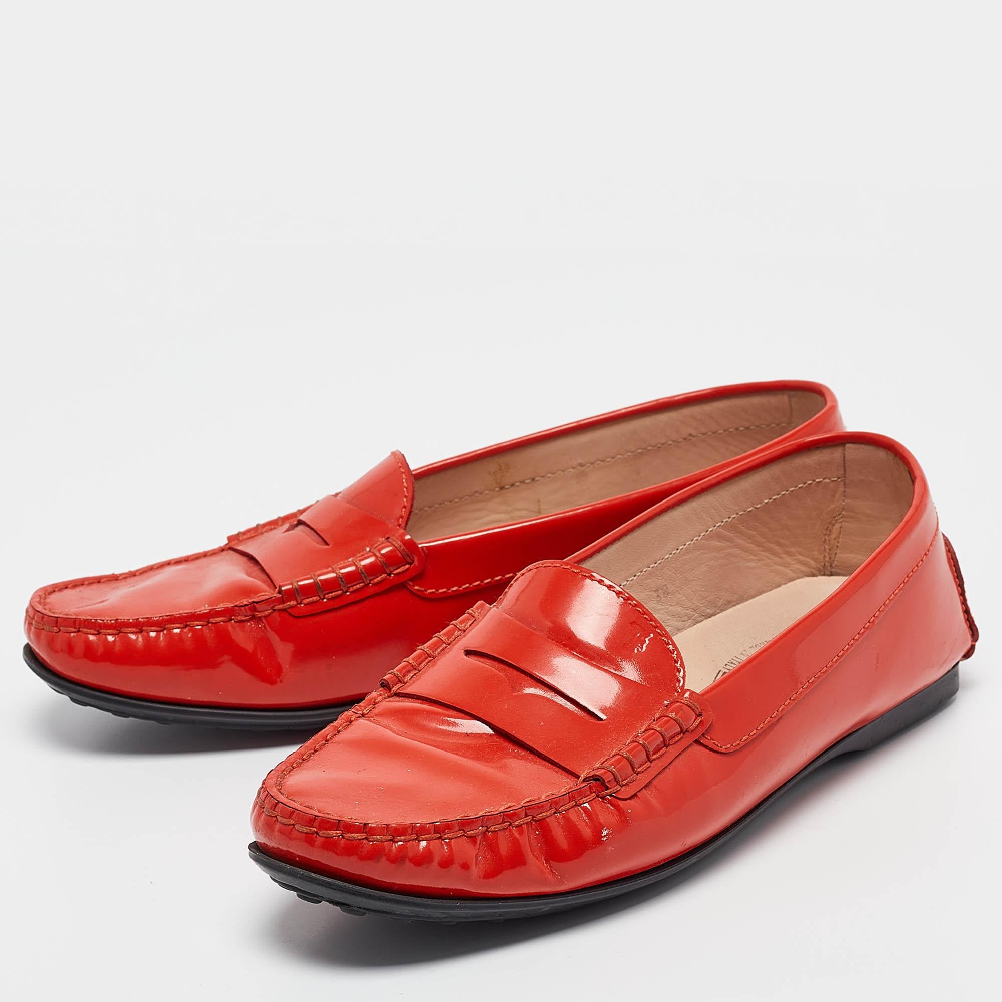Lascia che questo comodo paio sia la tua prima scelta quando sei fuori per una lunga giornata. Queste scarpe di design hanno tomaie ben cucite e suole resistenti.