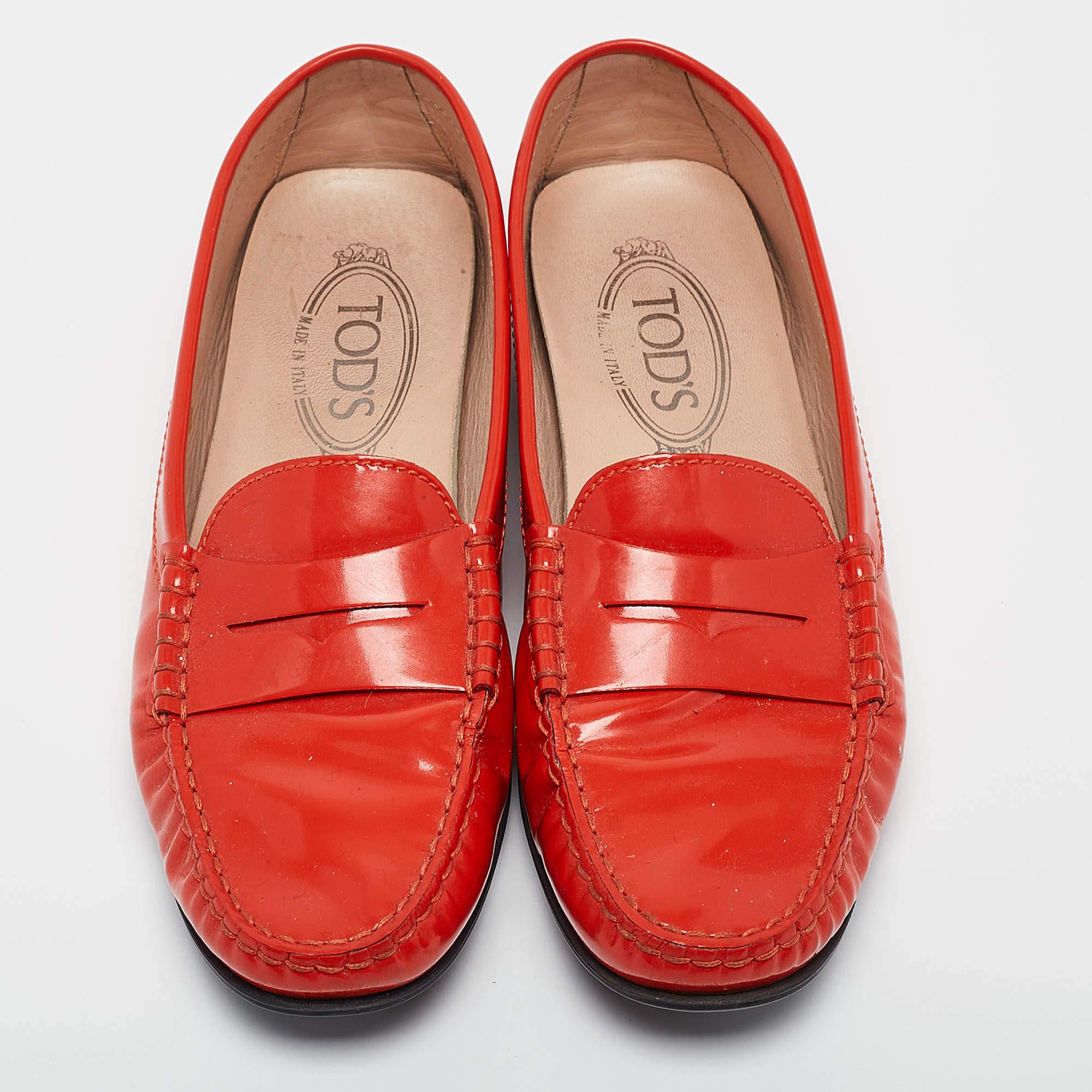 Rosso Mocassini Gommino in pelle verniciata rossa Tod's taglia 38 in vendita