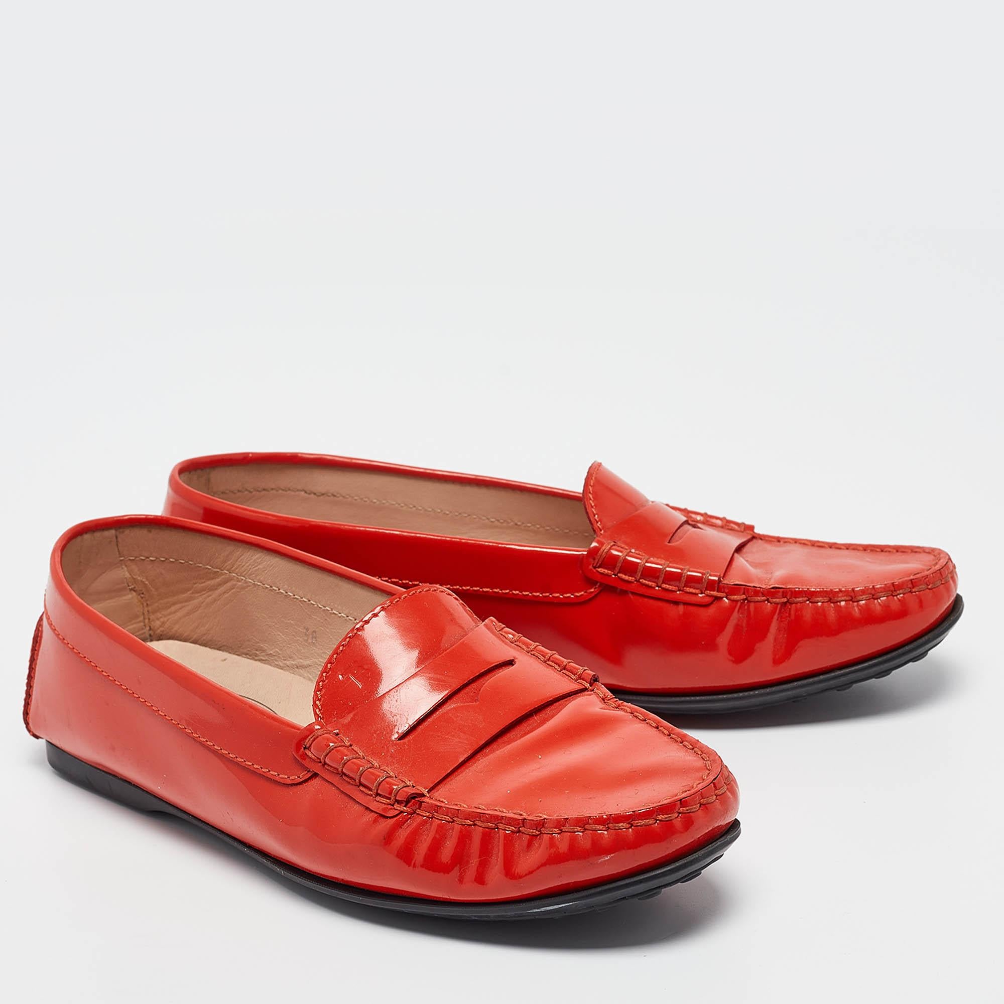 Mocassini Gommino in pelle verniciata rossa Tod's taglia 38 In condizioni buone in vendita a Dubai, Al Qouz 2