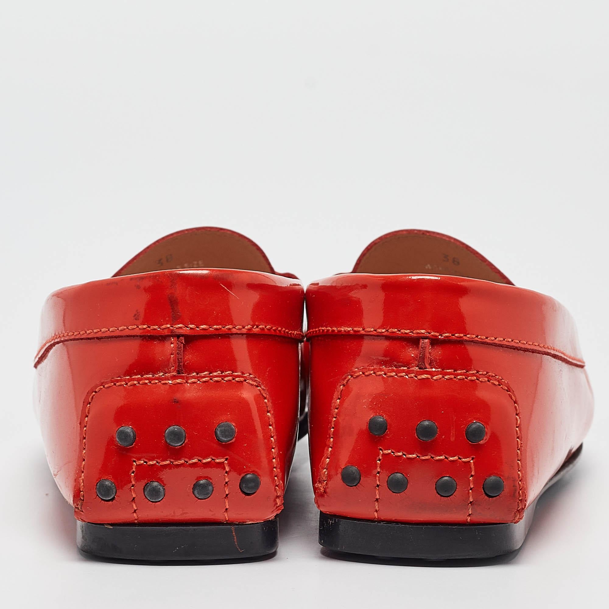 Donna Mocassini Gommino in pelle verniciata rossa Tod's taglia 38 in vendita