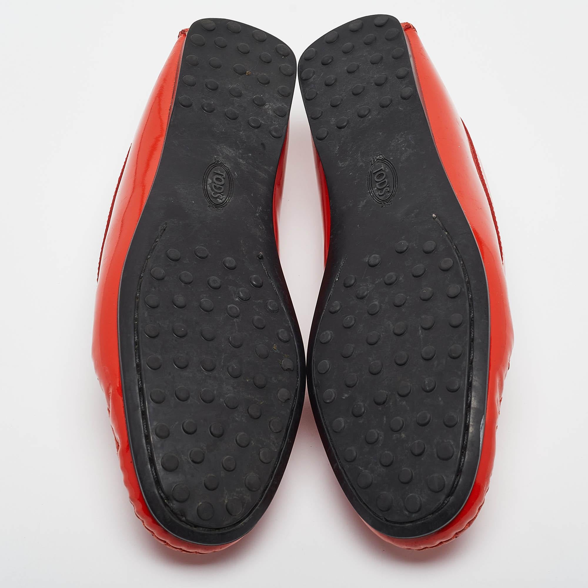 Mocassini Gommino in pelle verniciata rossa Tod's taglia 38 in vendita 1