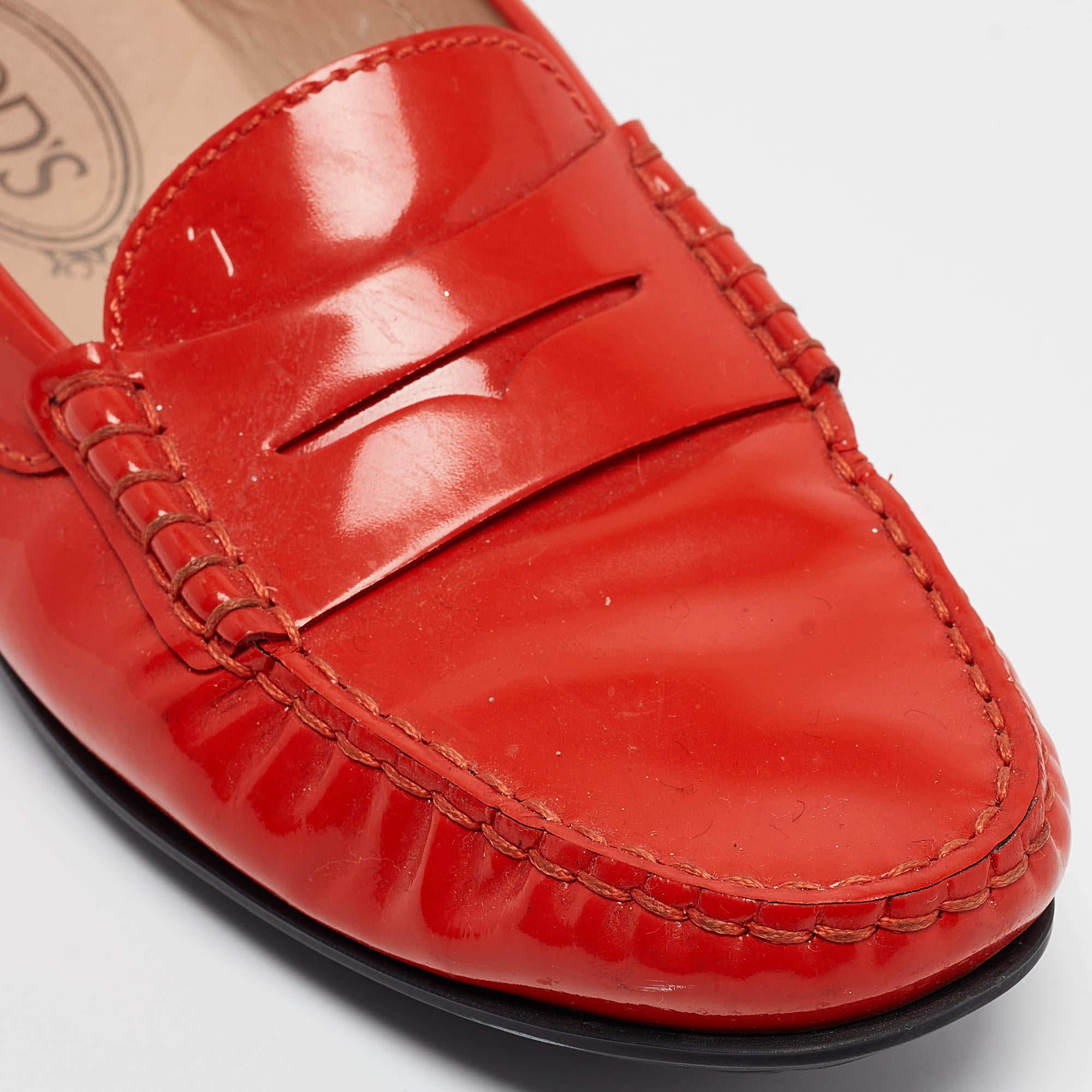 Mocassini Gommino in pelle verniciata rossa Tod's taglia 38 in vendita 3