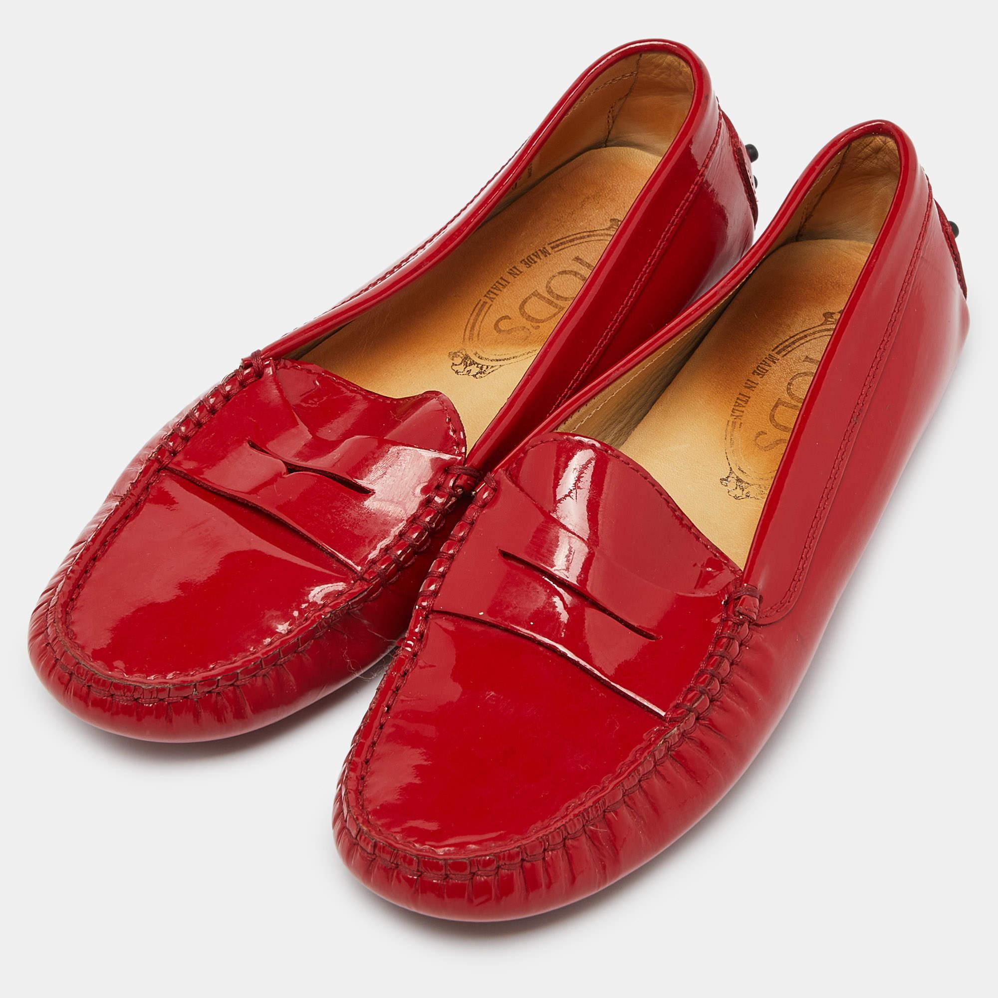These loafers from Tods are not only high in appeal but also very skilfully made. The patent leather loafers have a comfortable shape and will complement any look.