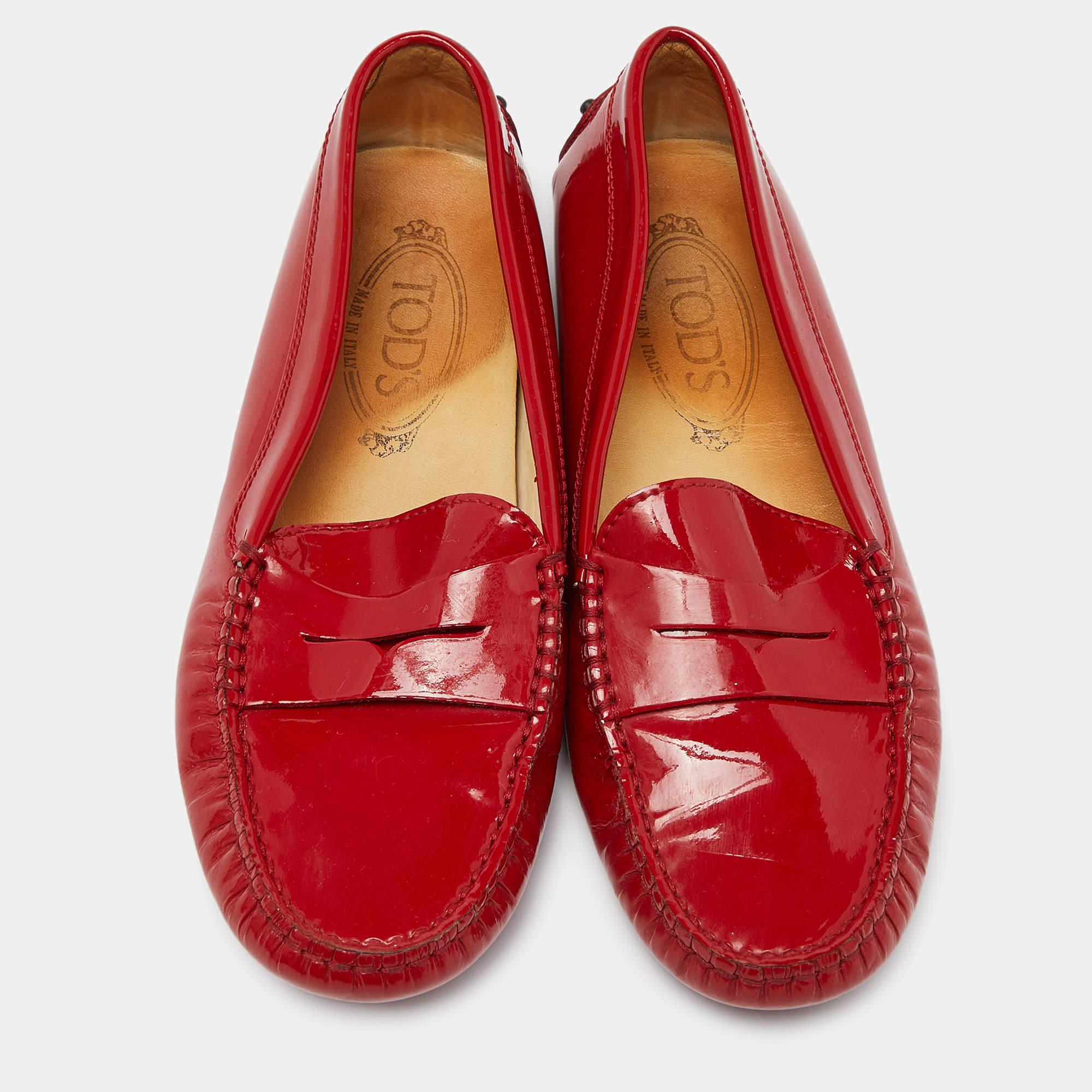 Tod's Red Patent Leather Penny Slip On Loafers Size 36.5 In Good Condition For Sale In Dubai, Al Qouz 2