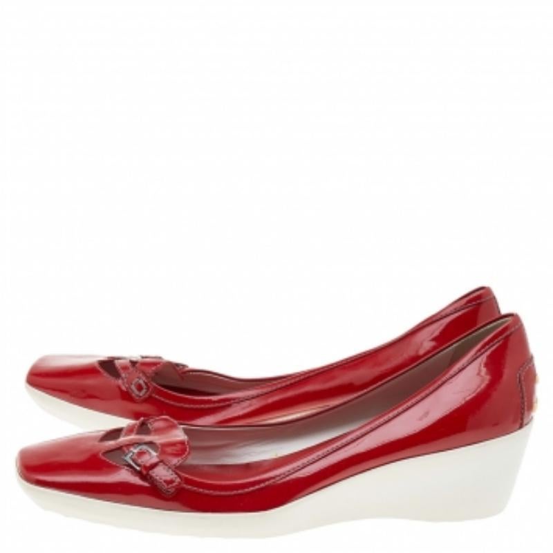 Il y a des chaussures qui résistent à l'épreuve du temps et des cycles de la mode, ces escarpins intemporels de Tod's sont ceux-là. Confectionnées en cuir verni rouge, elles présentent des découpes épurées, des bouts carrés et des talons bloc.