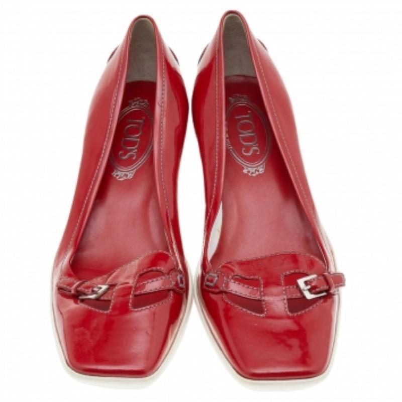 Tod's escarpins en cuir verni rouge taille 41 Bon état - En vente à Dubai, Al Qouz 2