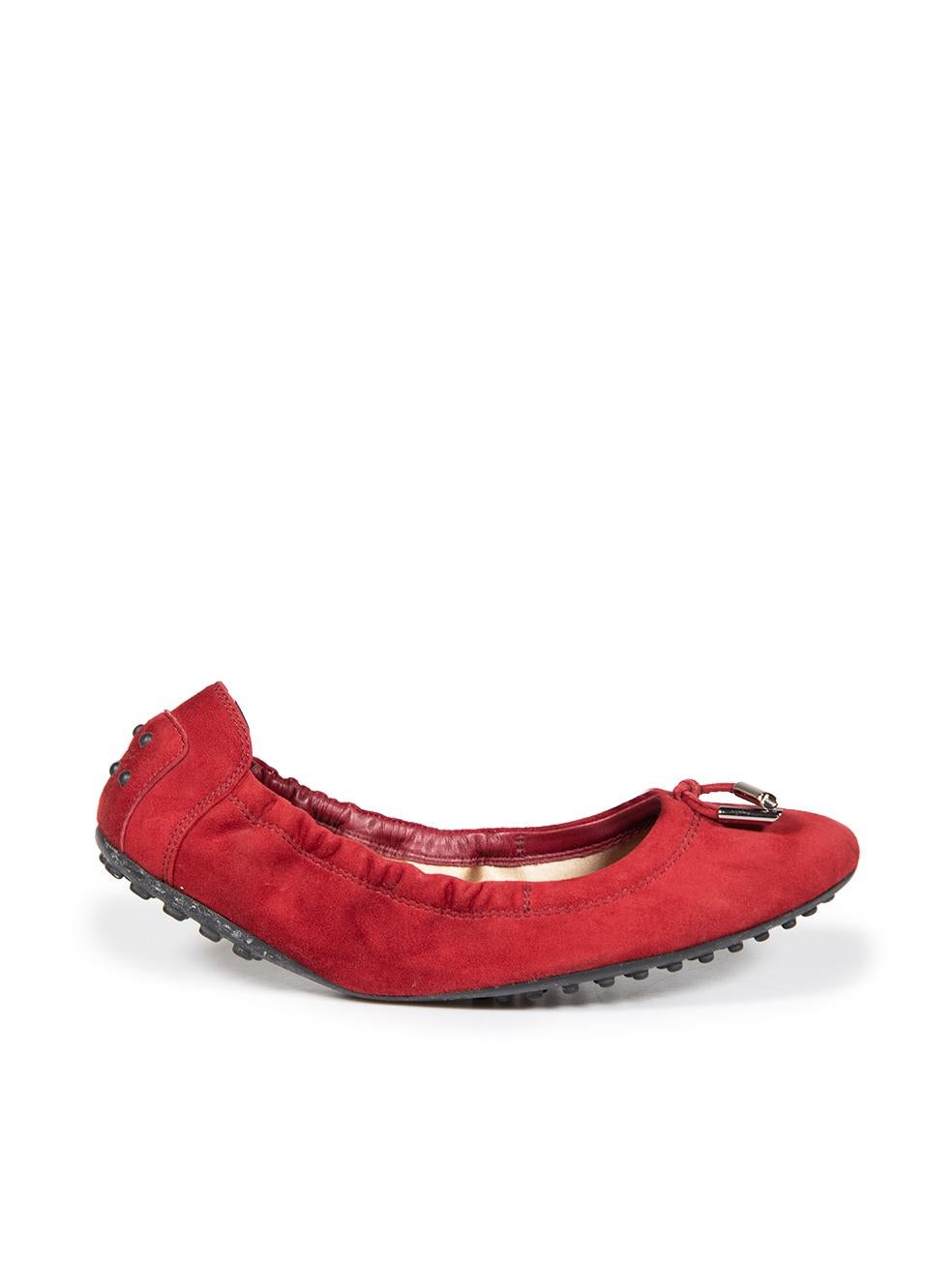 L'ÉTAT est très bon. L'usure des chaussures est minime. Abrasion sur la ligne supérieure de la chaussure droite et sur le dessus du contrefort gauche. Marques sur la boîte à orteils de la chaussure gauche de cet article de revente Tod's d'occasion.
