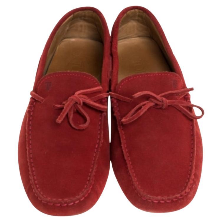Élégante et très confortable, cette paire de mocassins signée Tod's s'ajoutera à votre collection de chaussures. Les chaussures sont recouvertes de daim et dotées de liens. Les semelles intérieures en cuir et les semelles extérieures en caoutchouc