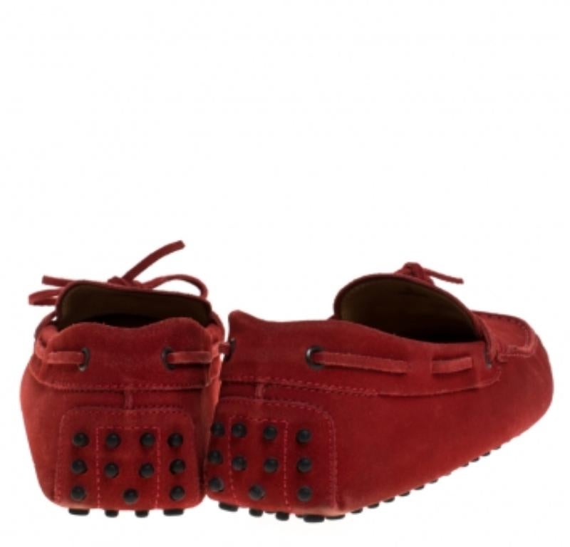 Tod's - Mocassins en daim rouge avec nœud Taille 42 Bon état - En vente à Dubai, Al Qouz 2
