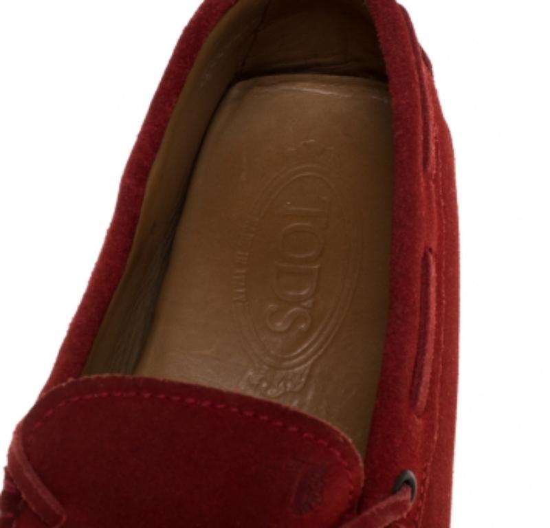 Tod's - Mocassins en daim rouge avec nœud Taille 42 Pour hommes en vente