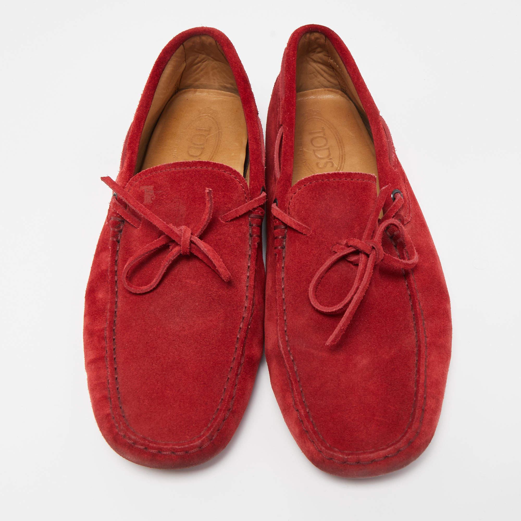 Tod's Red Suede Bow Detail Driving Loafers Size 42.5 In Good Condition For Sale In Dubai, Al Qouz 2