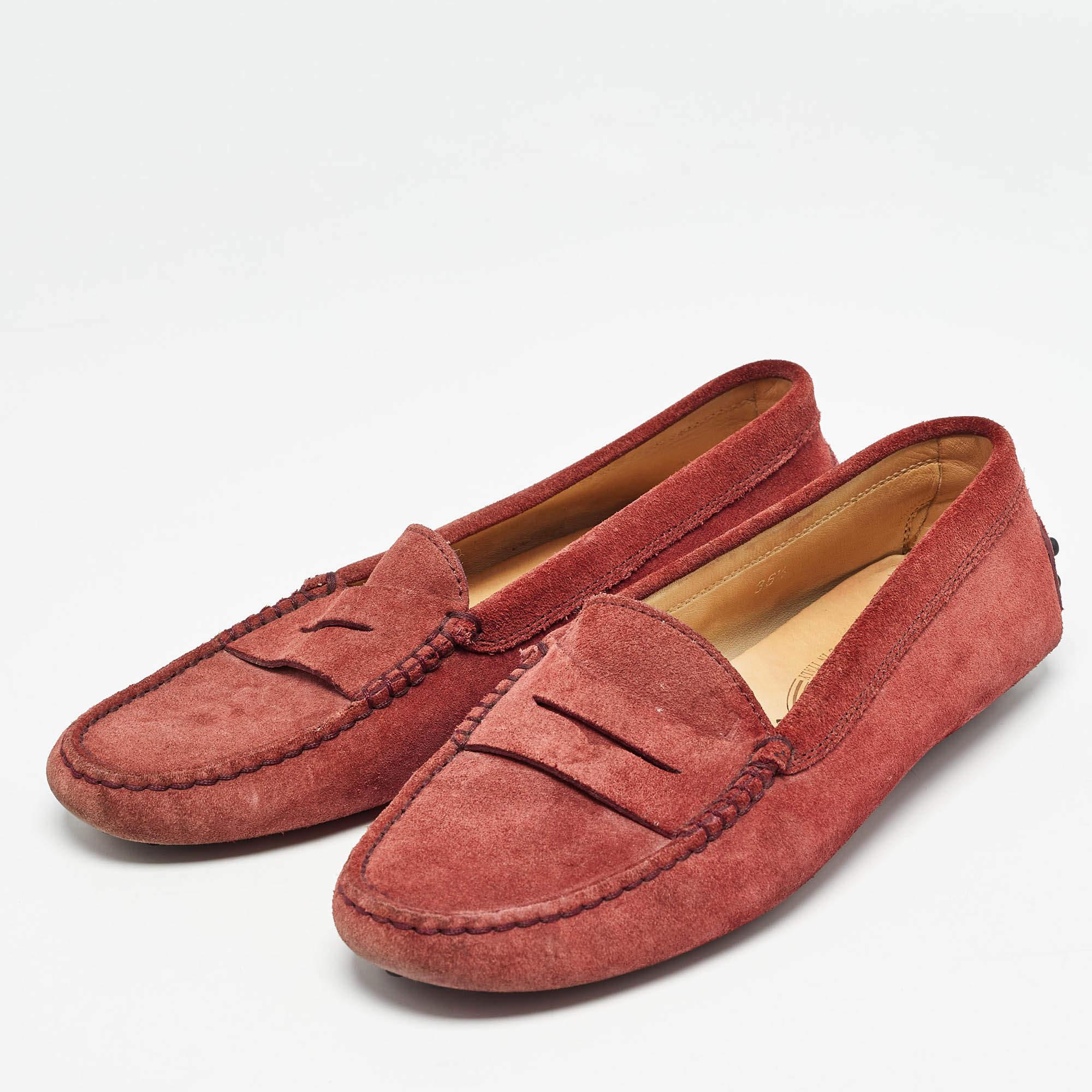 Um Ihre Kleidung perfekt zu ergänzen, bringen wir Ihnen dieses Paar Slipper, die nichts als Stil sprechen. Die Schuhe wurden mit viel Geschick gefertigt und sind so konzipiert, dass sie sich leicht anziehen lassen. Sie sind genau die richtige Wahl,