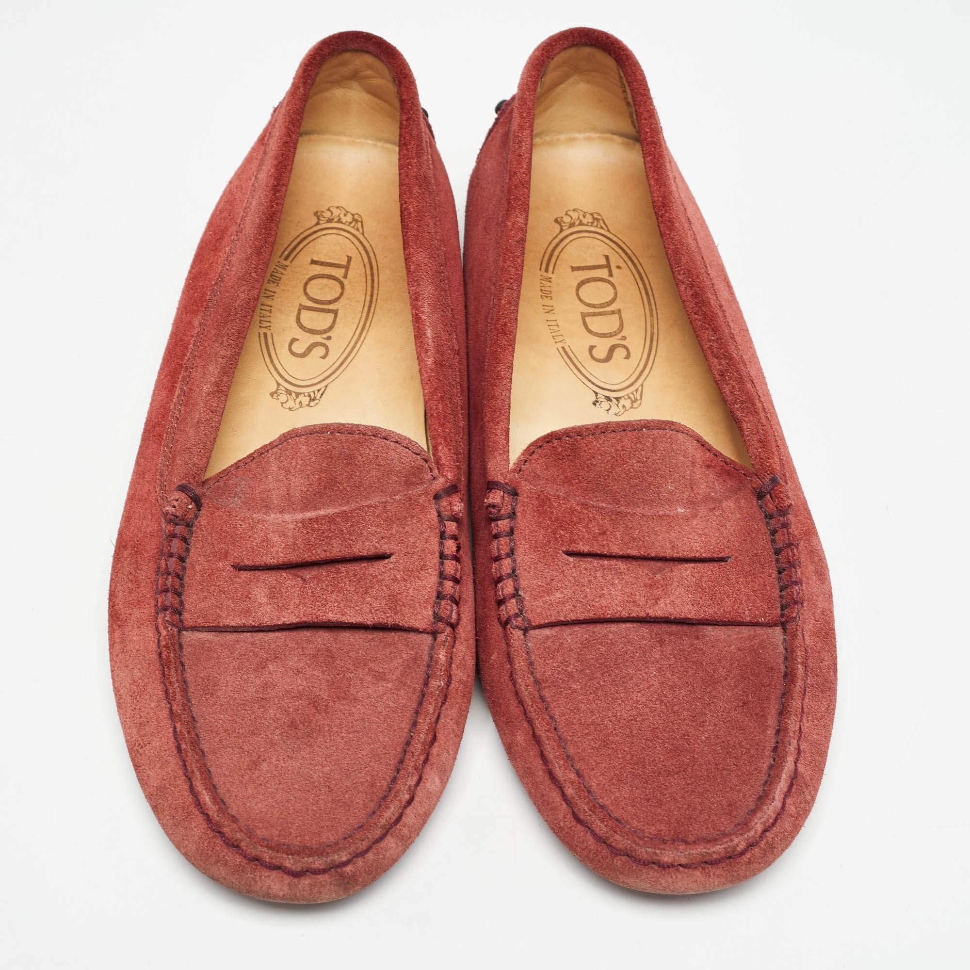 Tod's Rot Wildleder Gommino Penny Slip On Loafers Größe 36,5 (Braun) im Angebot