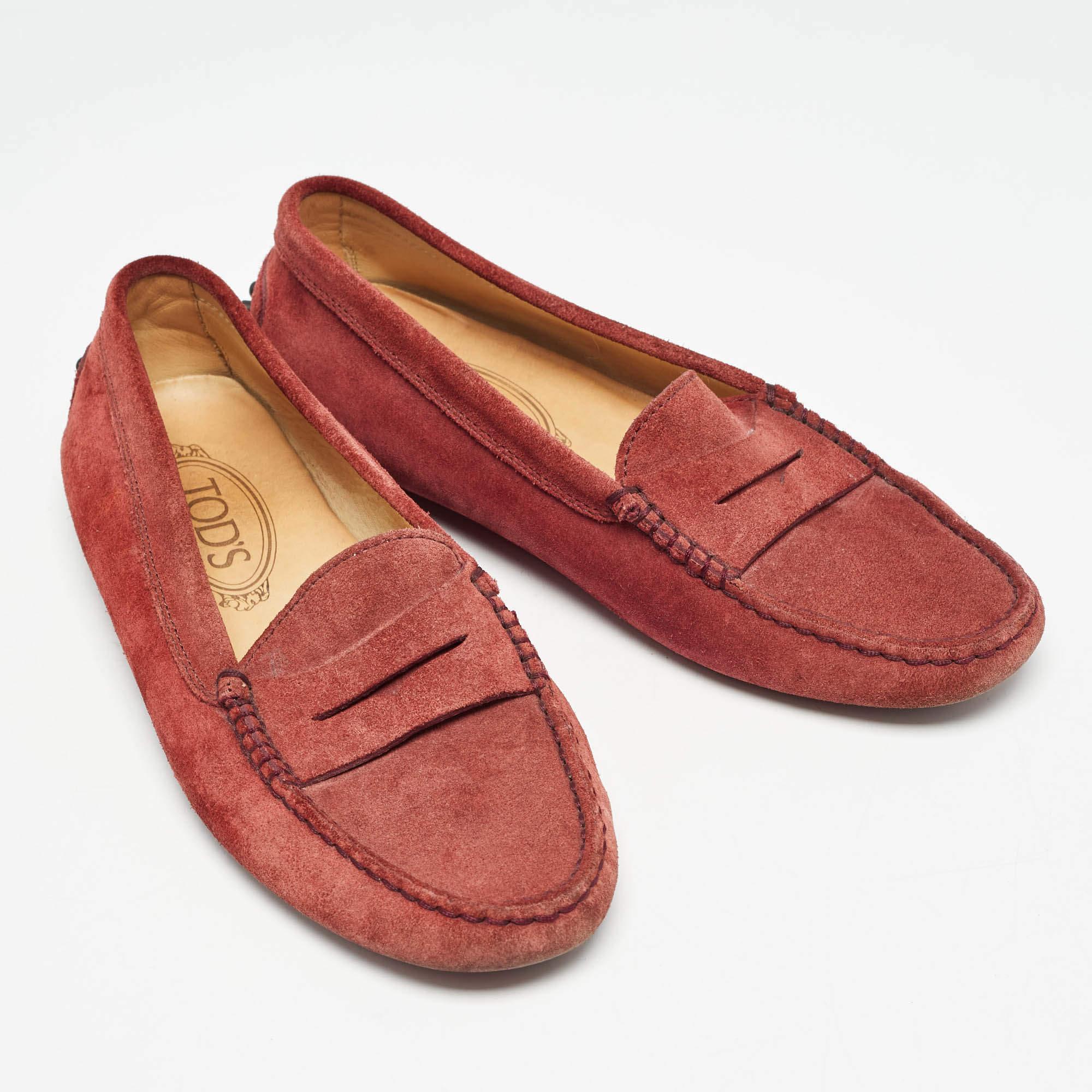 Tod's Rot Wildleder Gommino Penny Slip On Loafers Größe 36,5 im Zustand „Gut“ im Angebot in Dubai, Al Qouz 2