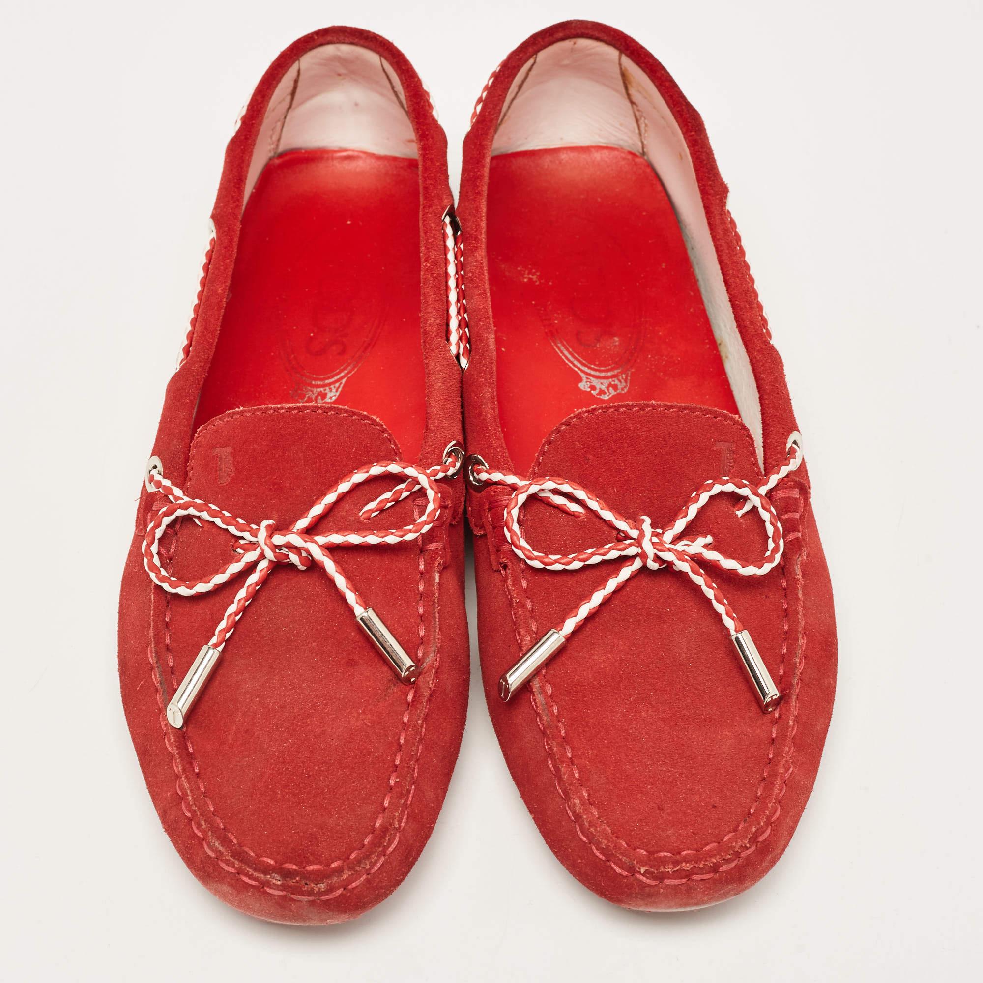 Rouge Tod's - Mocassins Gommino en daim rouge, taille 37 en vente