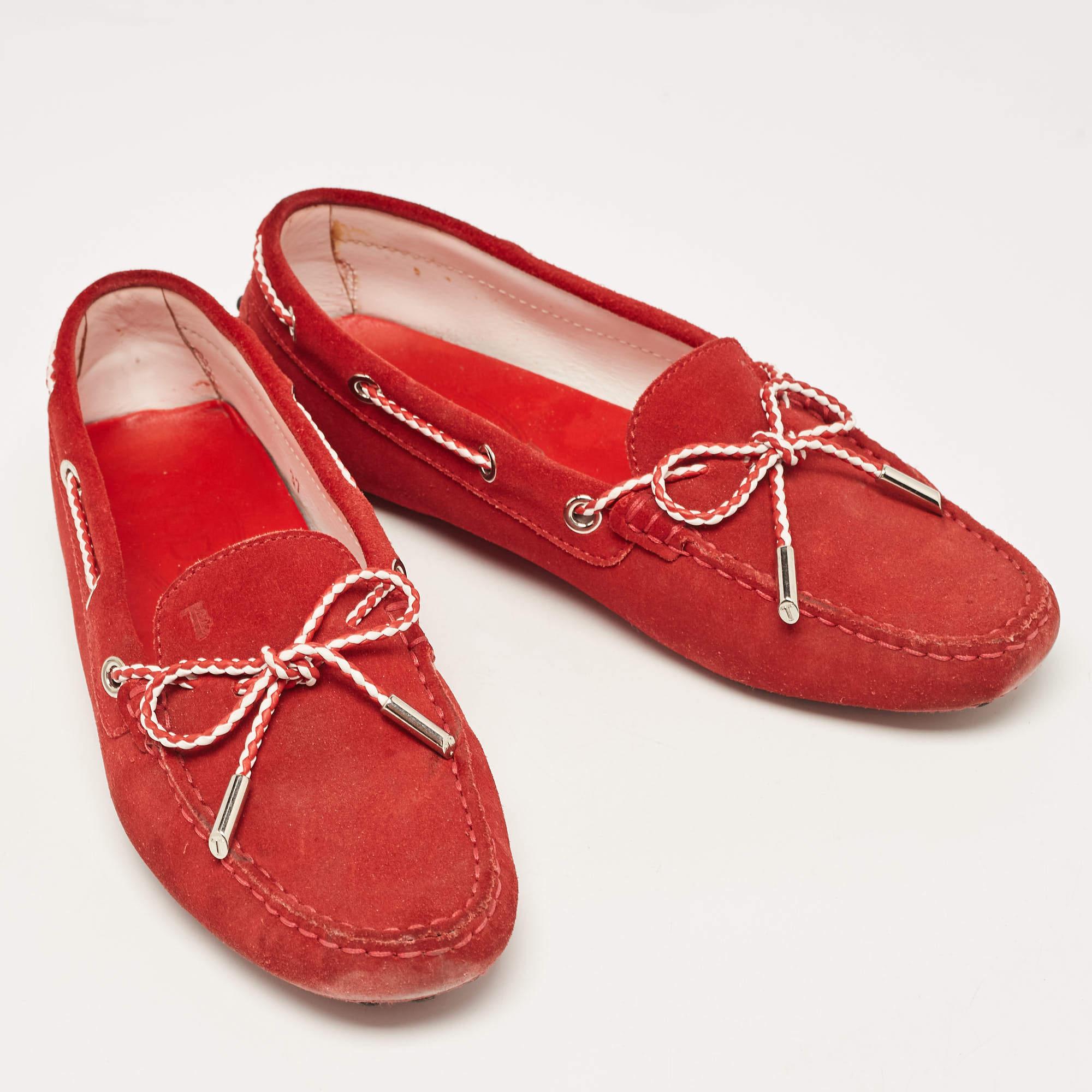 Tod's - Mocassins Gommino en daim rouge, taille 37 Bon état - En vente à Dubai, Al Qouz 2