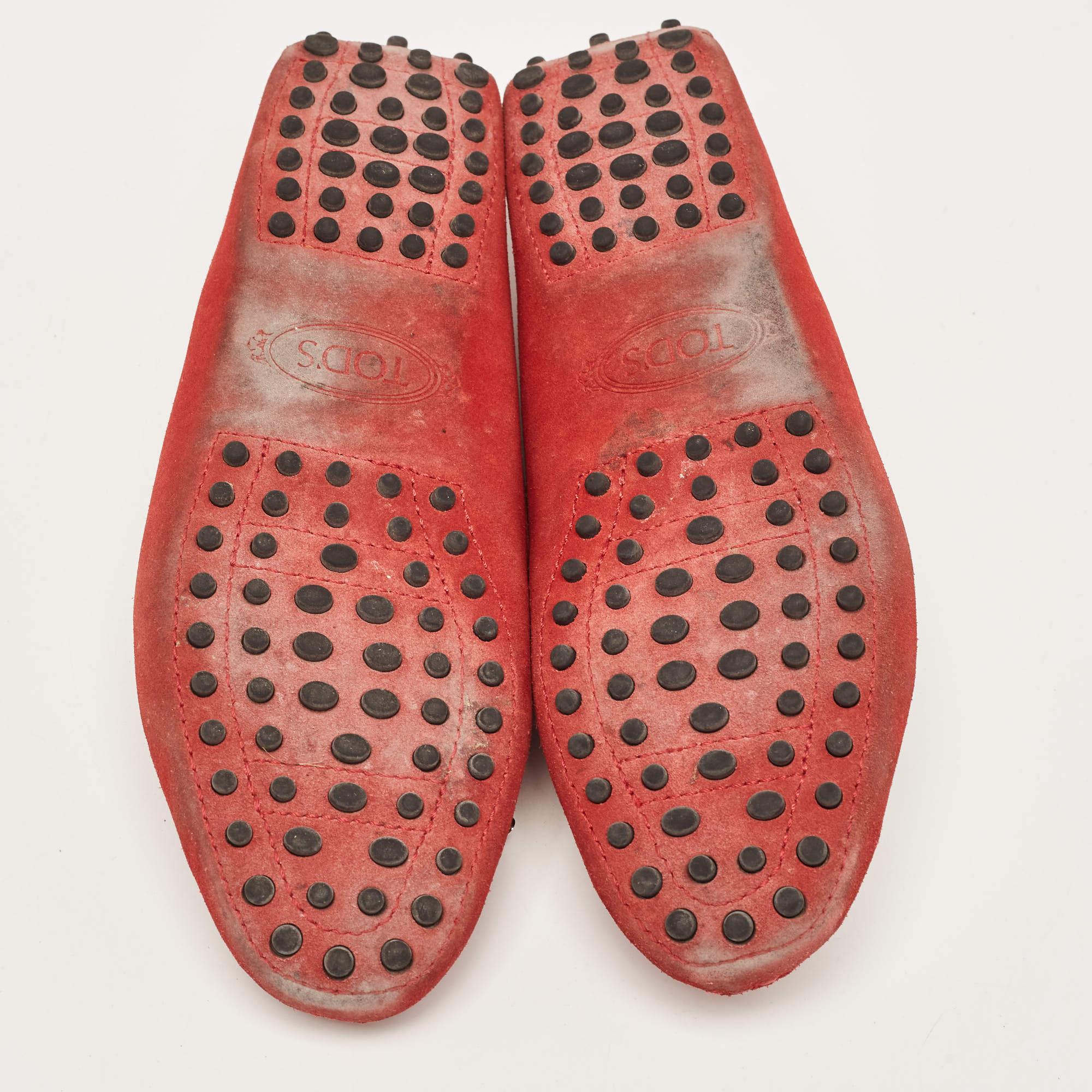 Tod's - Mocassins Gommino en daim rouge, taille 37 en vente 1