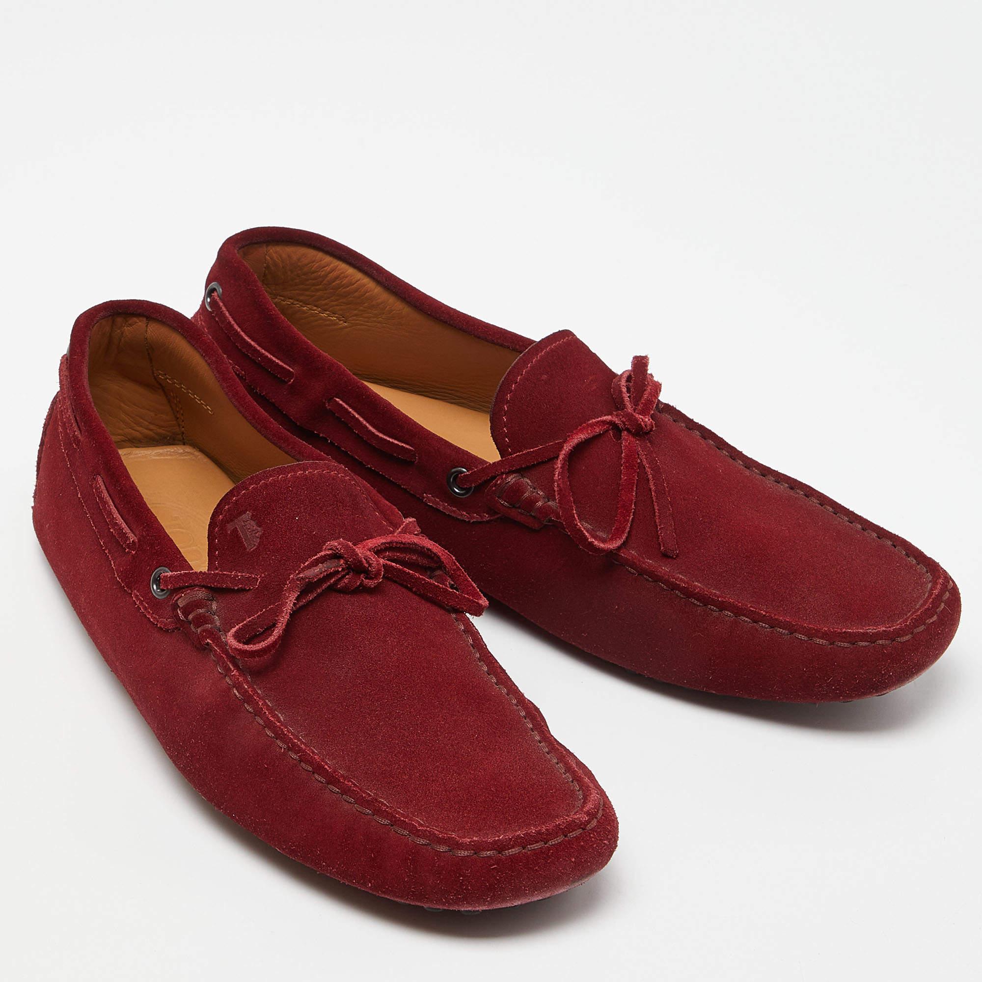 Mocassini Tod's in pelle scamosciata rossa taglia 41 In condizioni buone in vendita a Dubai, Al Qouz 2
