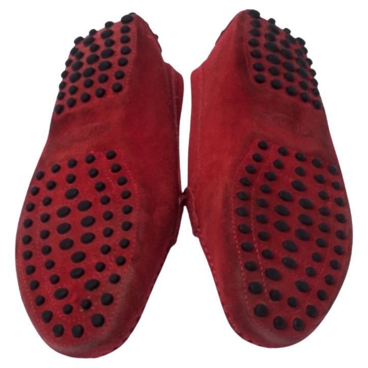 Cette paire de mocassins de Tod's est idéale pour les looks décontractés. Enticement confectionnées en daim dans une teinte rouge séduisante, elles sont dotées de brides de maintien et de logos métalliques sur l'empeigne, ainsi que d'une semelle