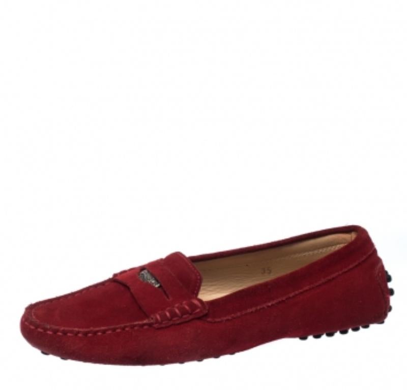 Tod's Slip On Loafers Penny en cuir suédé rouge taille 35 Bon état - En vente à Dubai, Al Qouz 2
