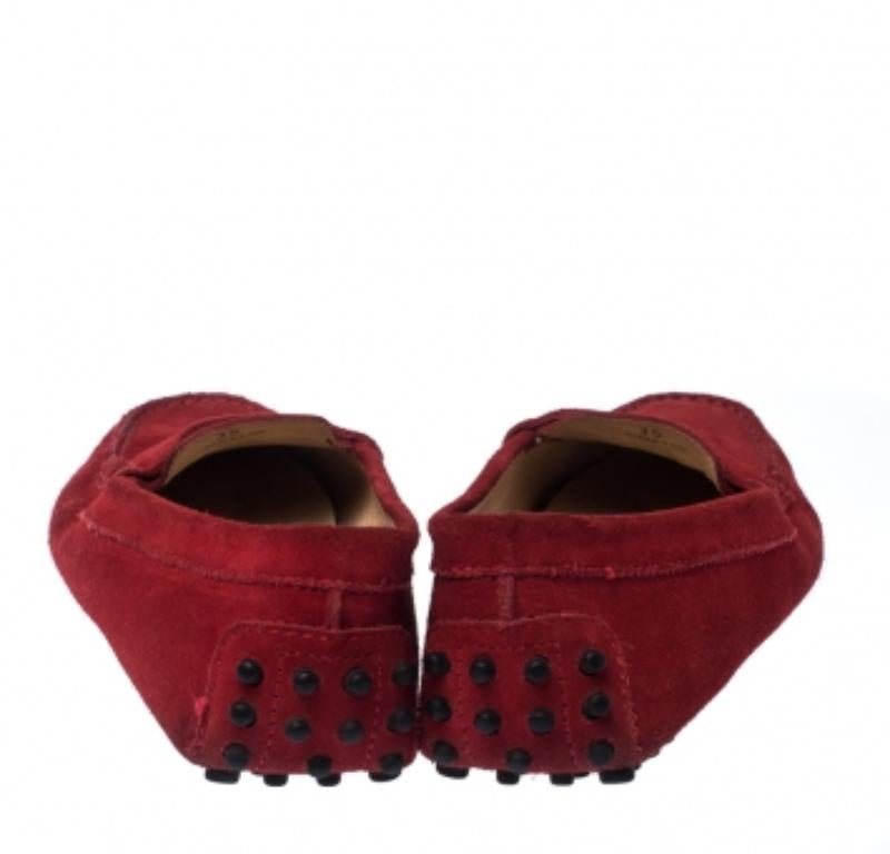 Tod's Slip On Loafers Penny en cuir suédé rouge taille 35 Pour femmes en vente