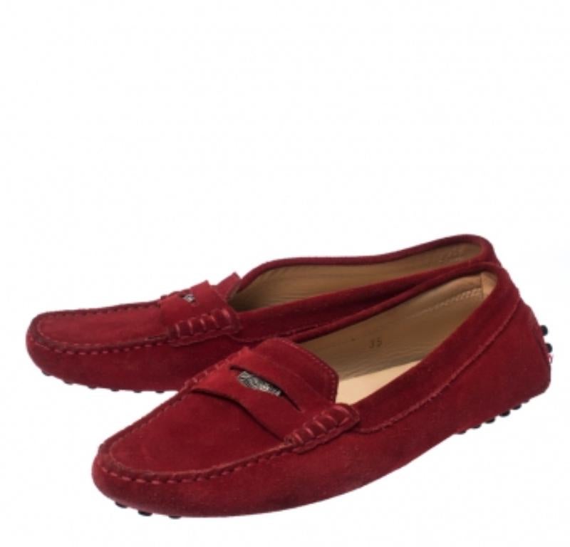 Tod's Slip On Loafers Penny en cuir suédé rouge taille 35 en vente 1