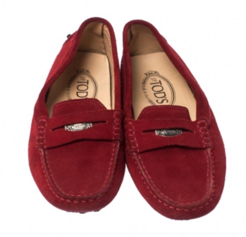 Tod's Slip On Loafers Penny en cuir suédé rouge taille 35 en vente 2