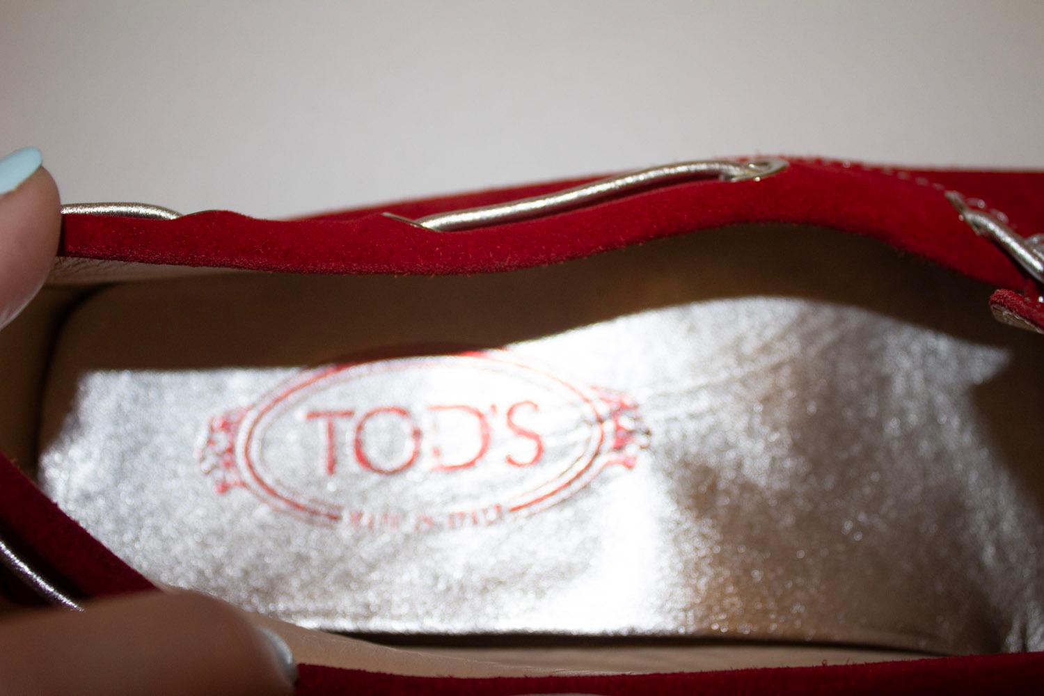  A fun pair of suede loafers by Tods . In red suede with silver thread detail . The shoes have the bobble detail on the sole and are lined in silver leather. 
Size 40 , Very good condition.