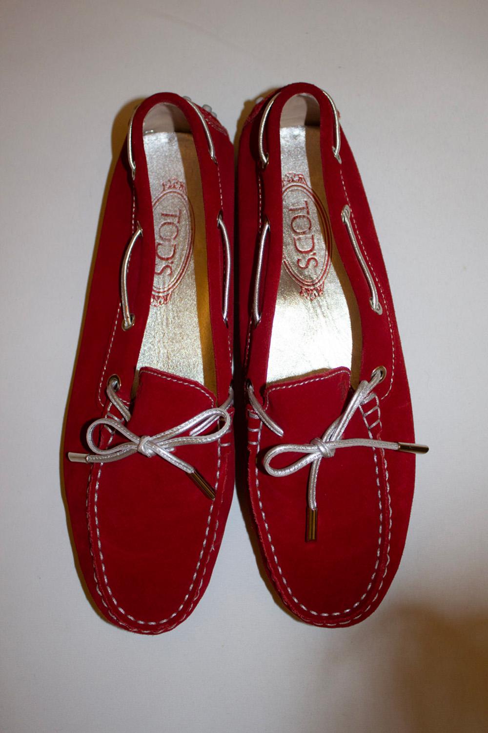 Tods Red Suede Loafers with Silver Leather thread Detail In Good Condition For Sale In London, GB