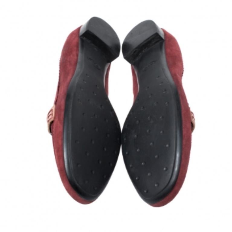 Élégante et super confortable, cette paire de mocassins signée Tod's s'ajoutera à votre collection de chaussures. Elles ont été confectionnées en daim et sont dotées de bretelles Penny keeper. Les semelles intérieures en cuir et les semelles