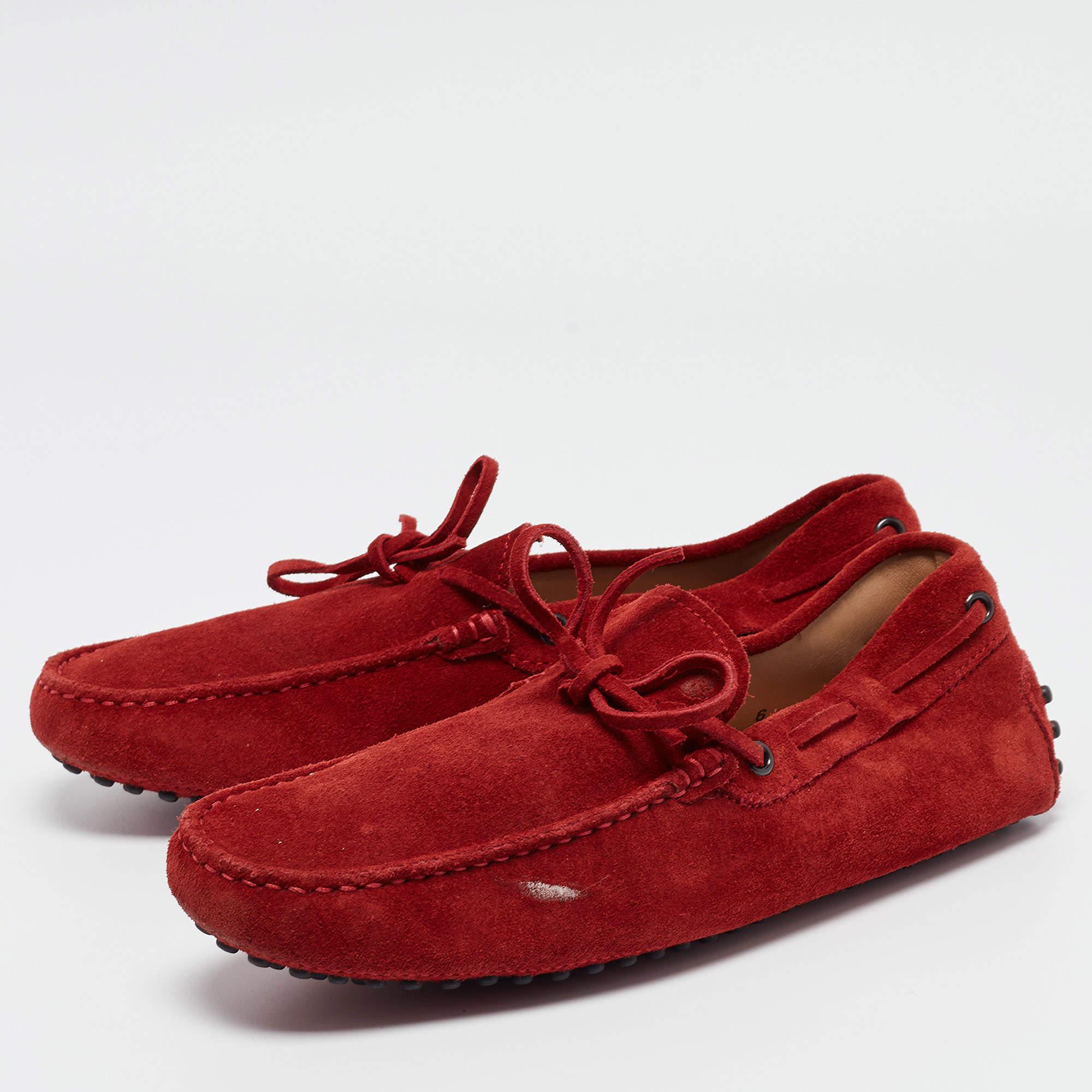 Pour compléter parfaitement vos tenues, nous vous proposons cette paire de mocassins qui ne parlent que de style. Les chaussures ont été fabriquées avec savoir-faire et sont conçues pour être faciles à enfiler. Ils sont le choix idéal pour compléter