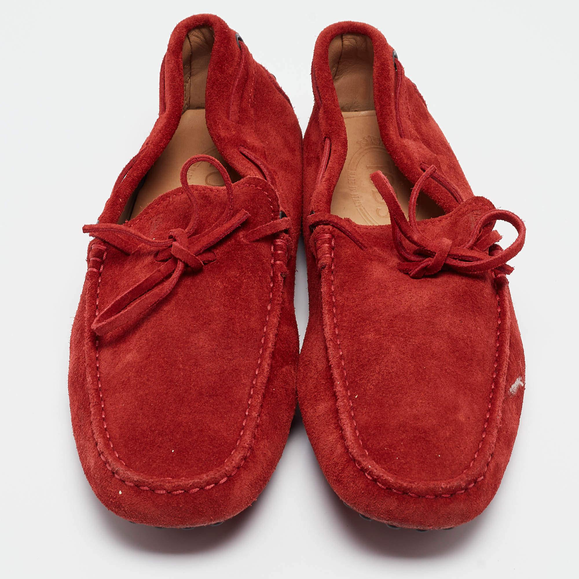 Rouge Tod's Mocassins en daim rouge Taille 39.5 en vente