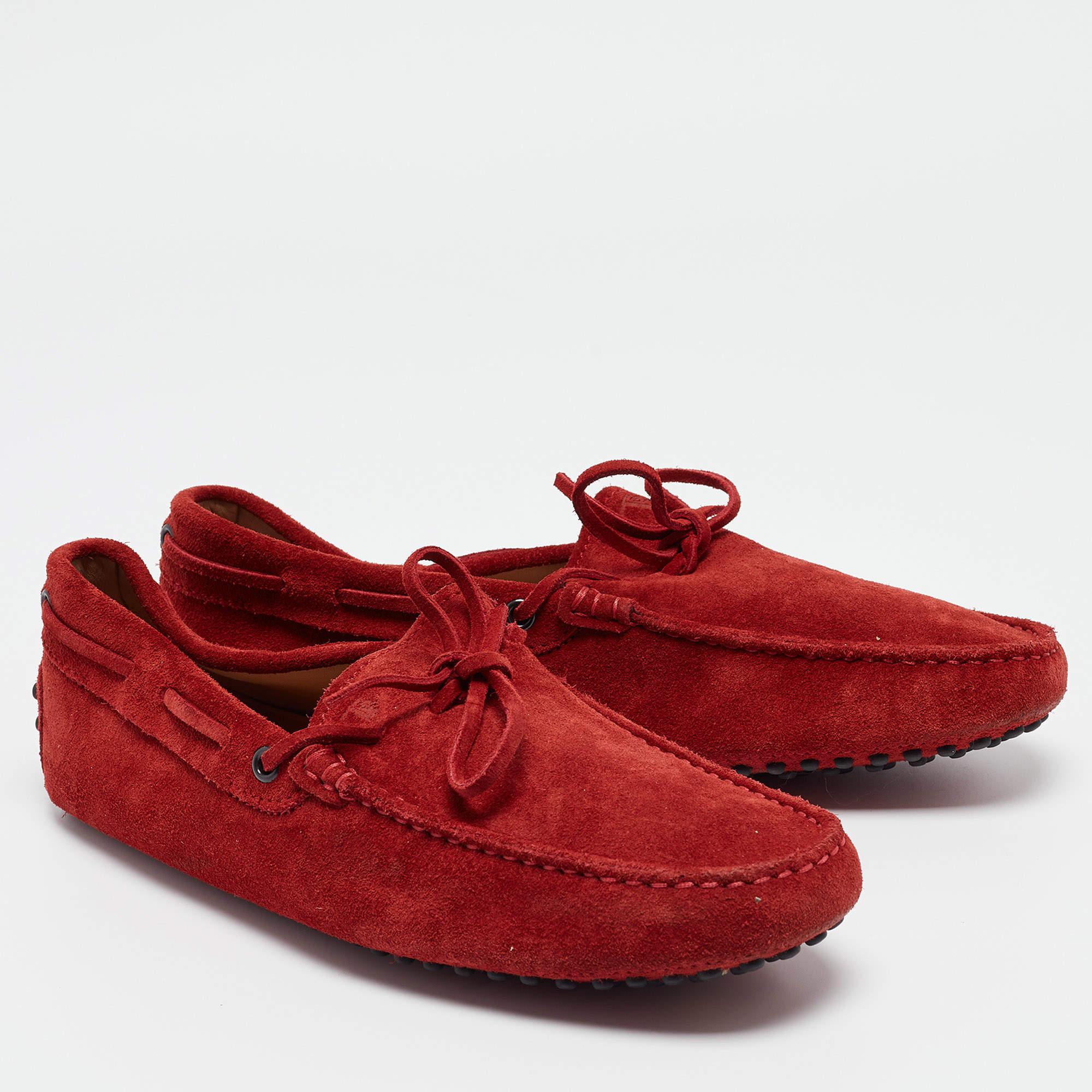Tod's Mocassins en daim rouge Taille 39.5 Excellent état - En vente à Dubai, Al Qouz 2