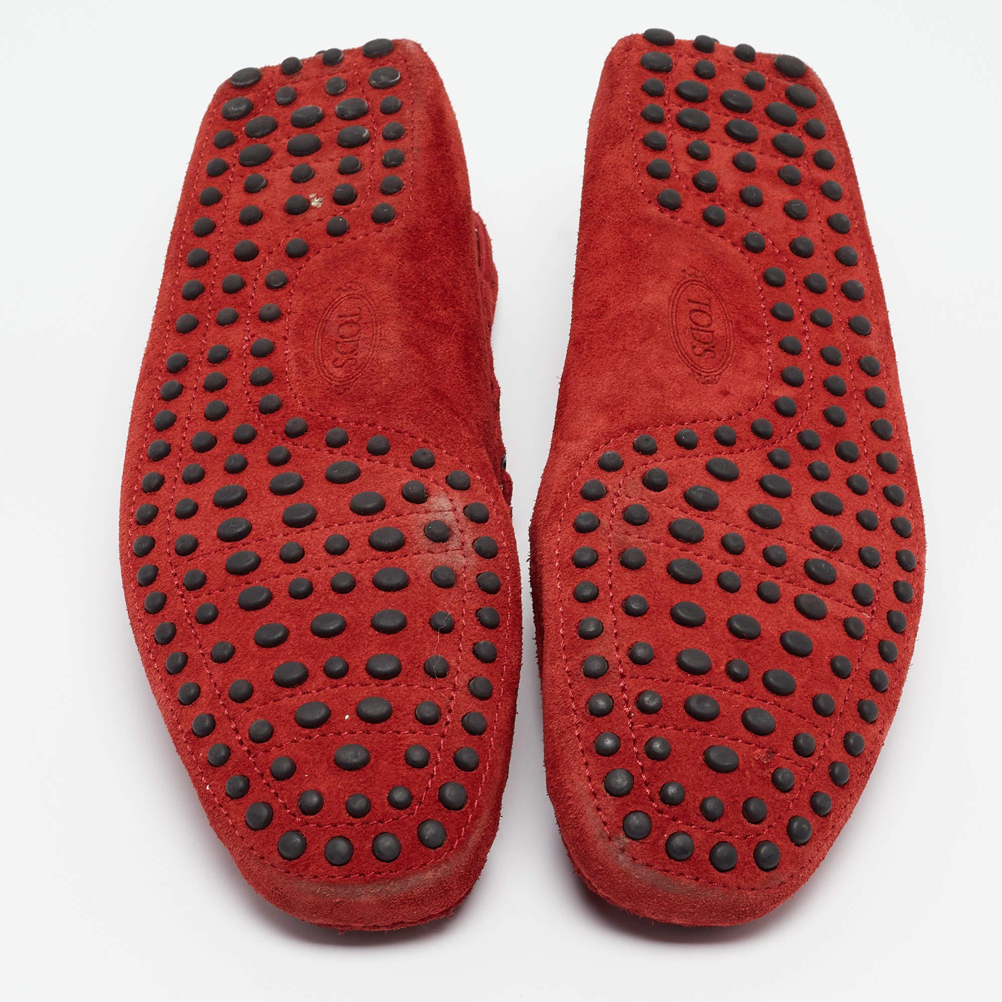 Tod's Mocassins en daim rouge Taille 39.5 en vente 1