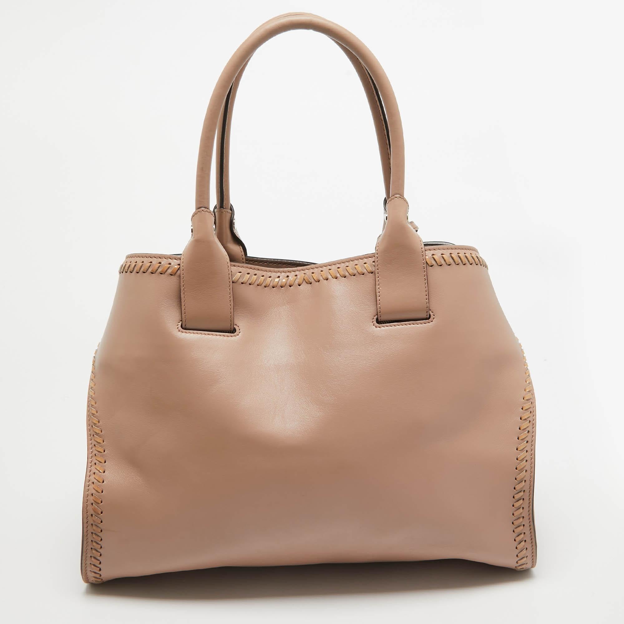 Tod's Rose Poudre Leather Cape Tote In Good Condition For Sale In Dubai, Al Qouz 2