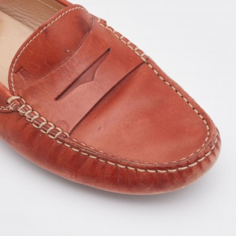 Tod's Rust Orange Leather City Gommino Slip On Loafers Size 40 In Good Condition For Sale In Dubai, Al Qouz 2