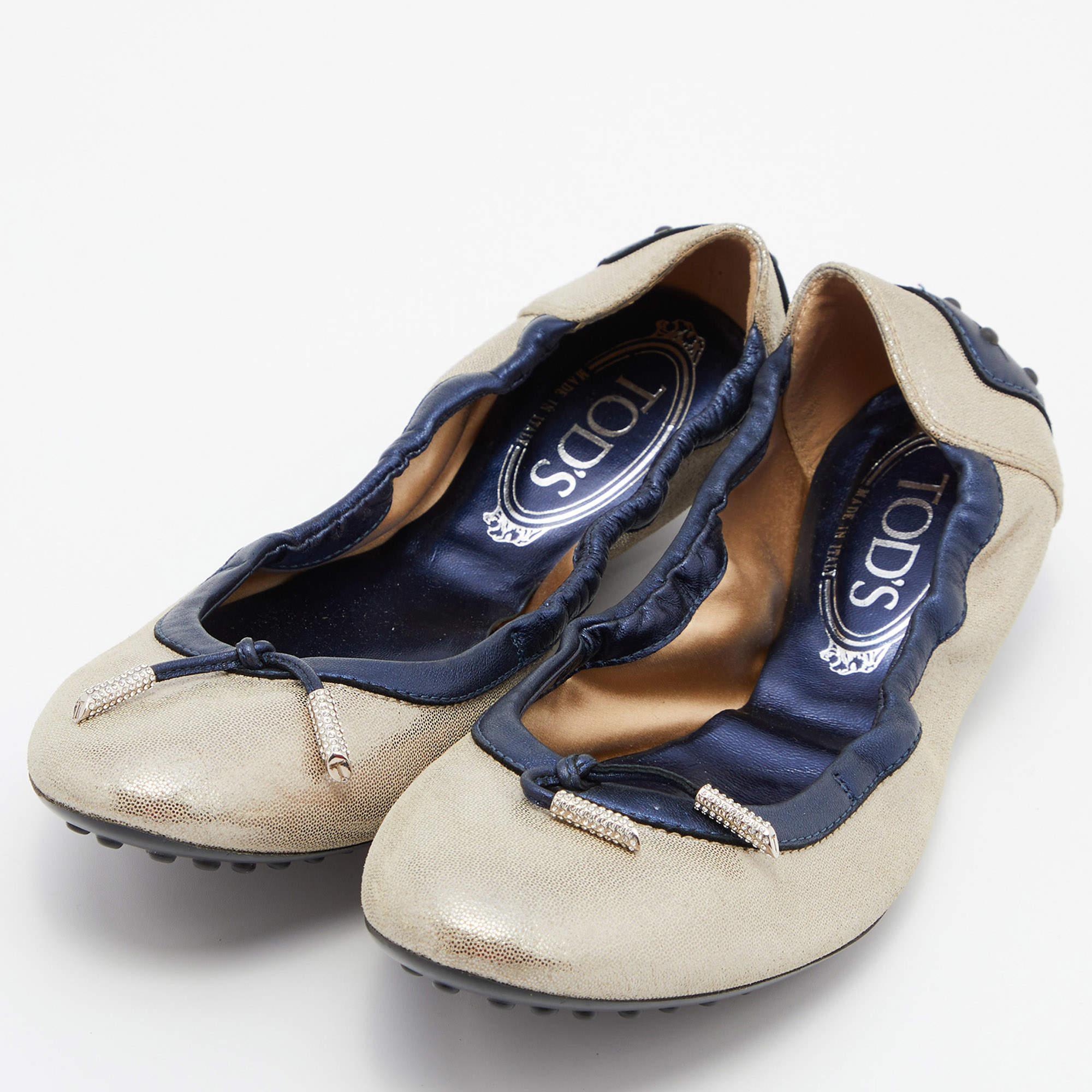 Adorning these Tods scrunch ballets will give you an instant dose of contemporary cool. Created from leather  they exhibit a cute bow accent on the upper and a slip on fitting. The rubber soles of these flats ensure a relaxing movement experience.