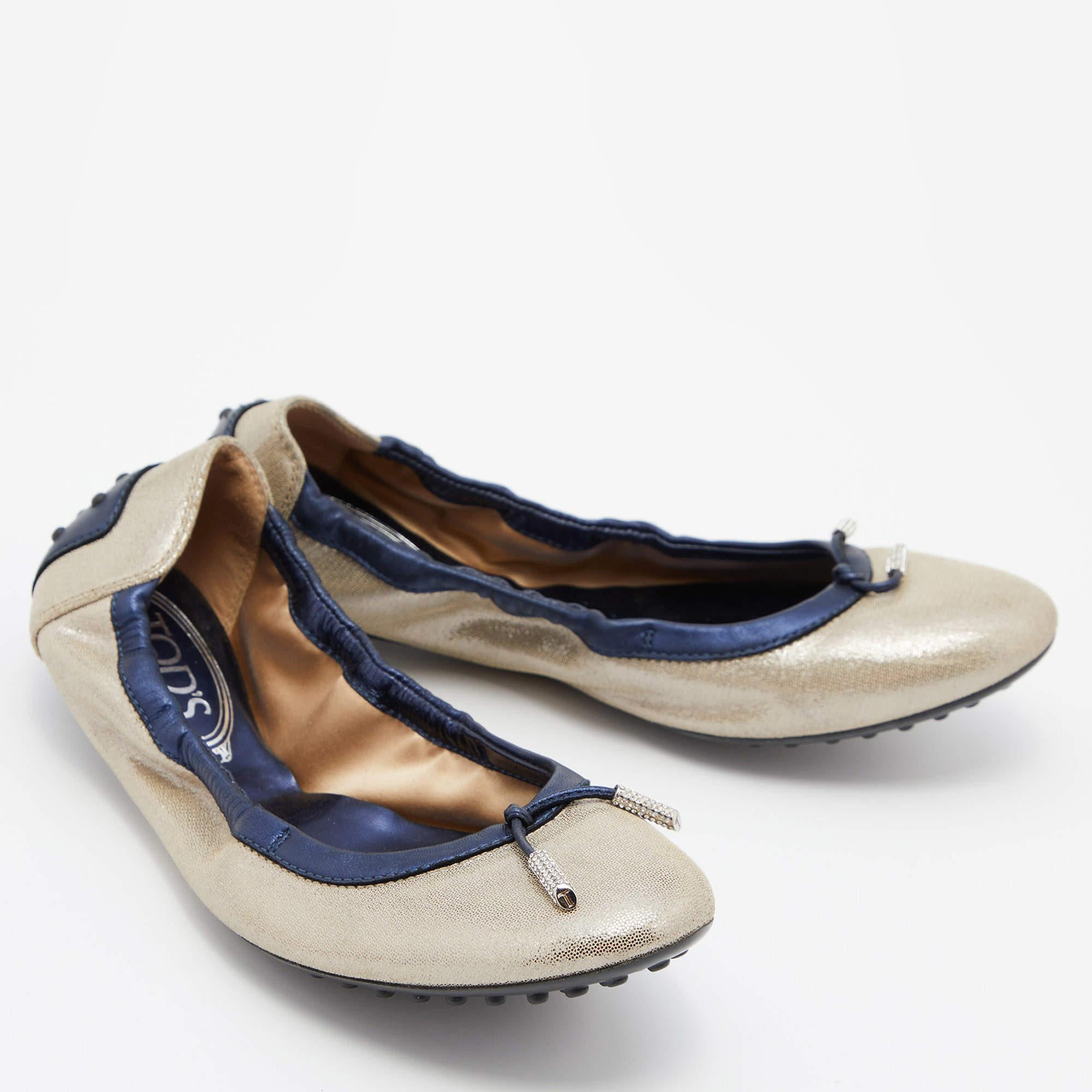 Tod's Silver/Blue Textured Nubuck Leather Scrunch Ballet Flats Size 38 In Good Condition For Sale In Dubai, Al Qouz 2