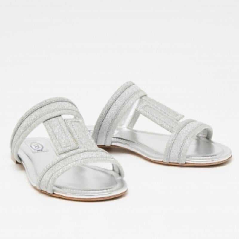 There is absolutely no doubt that these flats from Tory Burch will lend your feet comfort. These Double T sandals are designed with a motive to provide style with perfect support for your feet.