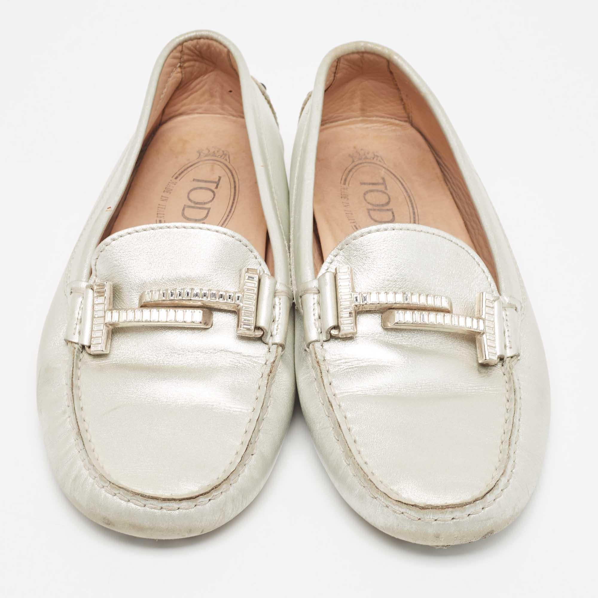 Beige Tod's Silver Leather Crystal Embellished Double T Slip On Loafers Taglia 36 in vendita