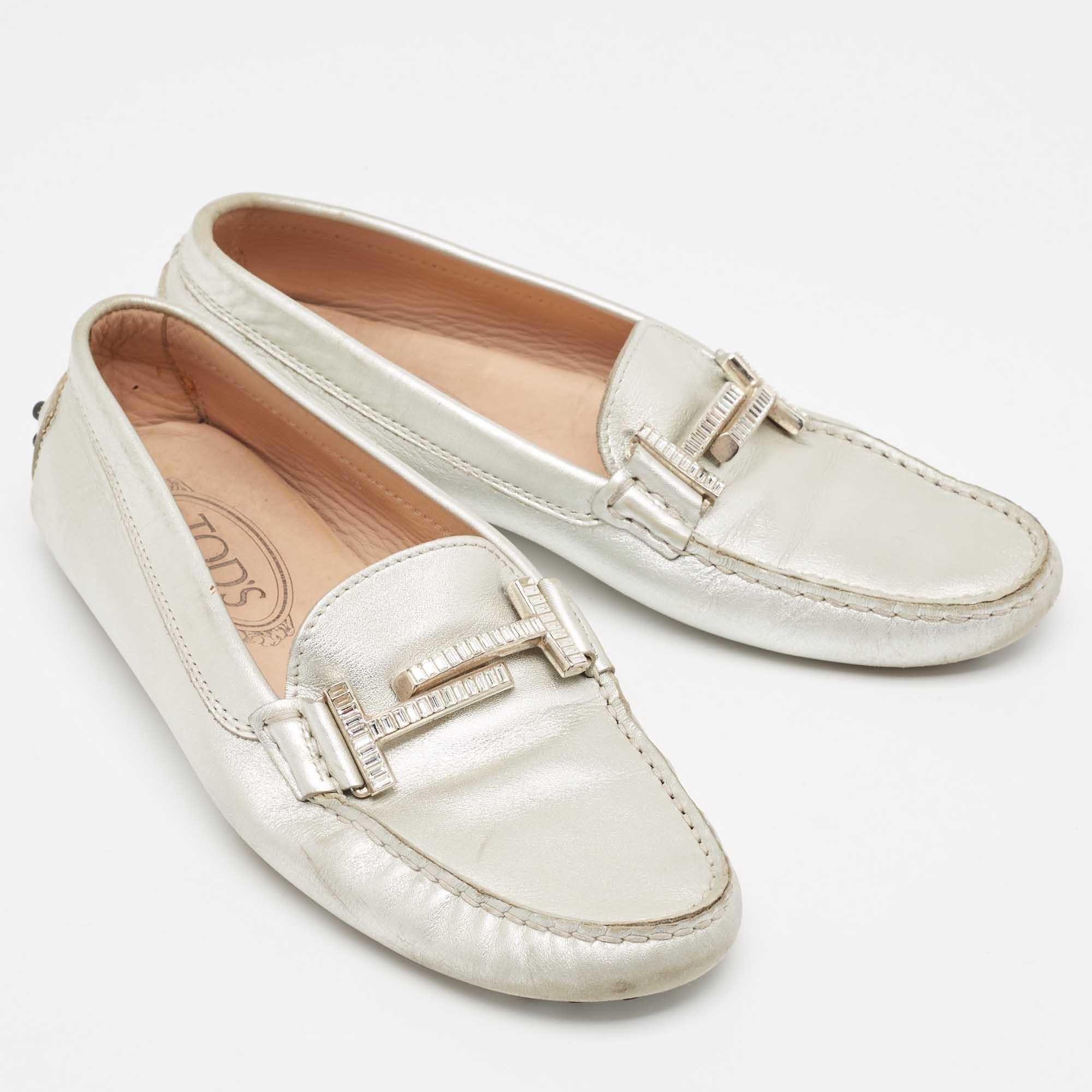 Tod's Silver Leather Crystal Embellished Double T Slip On Loafers Taglia 36 In condizioni buone in vendita a Dubai, Al Qouz 2