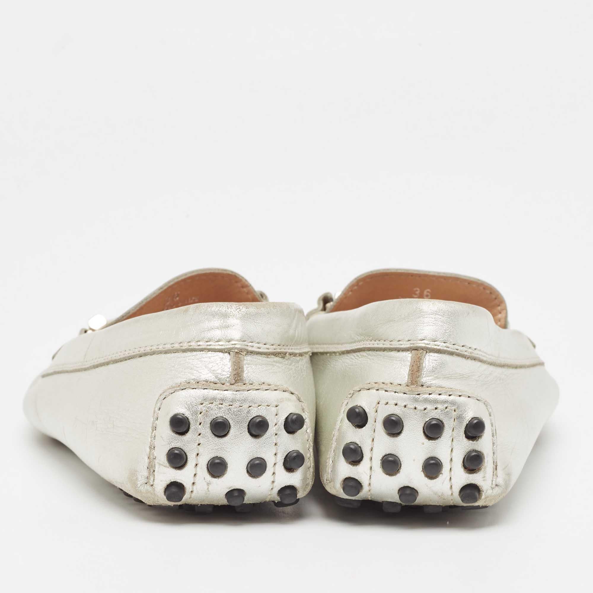 Donna Tod's Silver Leather Crystal Embellished Double T Slip On Loafers Taglia 36 in vendita