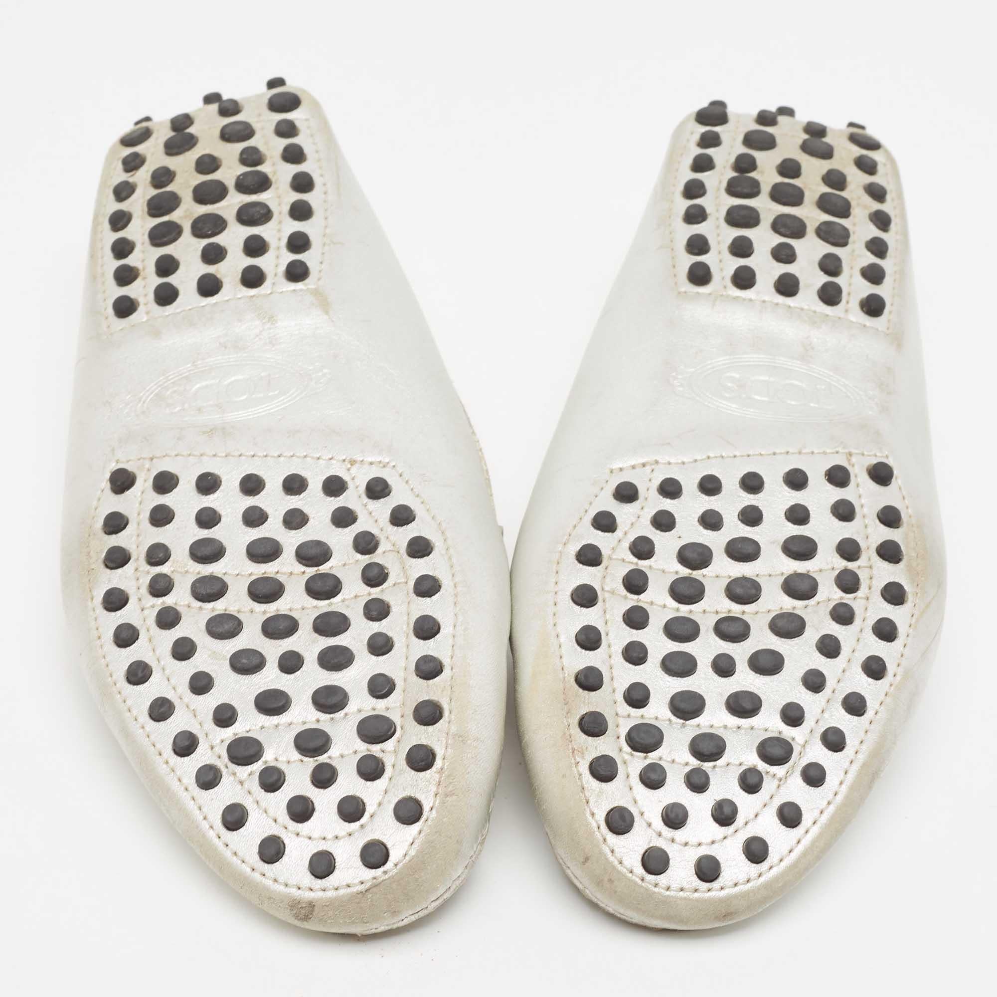 Tod's Silver Leather Crystal Embellished Double T Slip On Loafers Taglia 36 in vendita 1