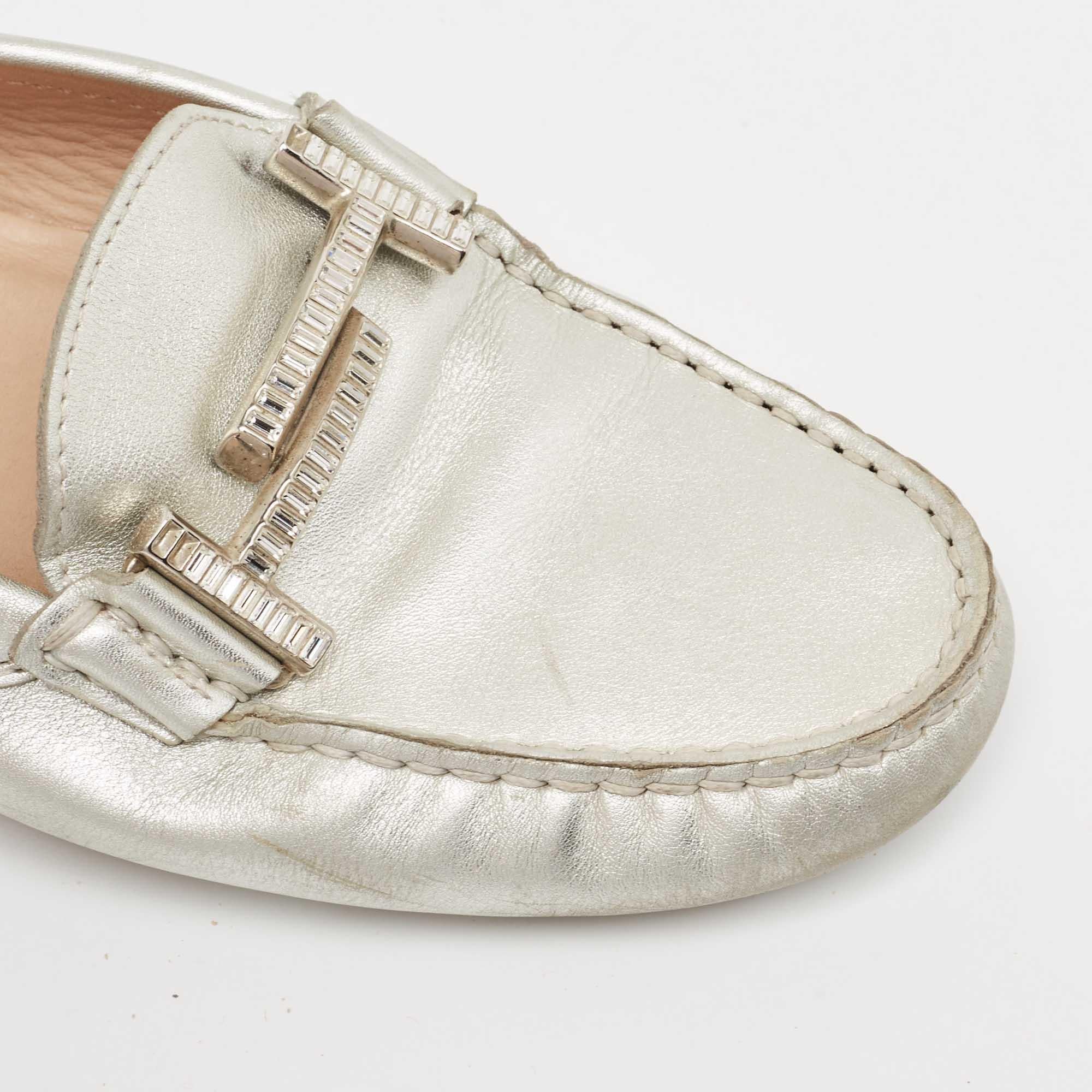 Tod's Silver Leather Crystal Embellished Double T Slip On Loafers Taglia 36 in vendita 2